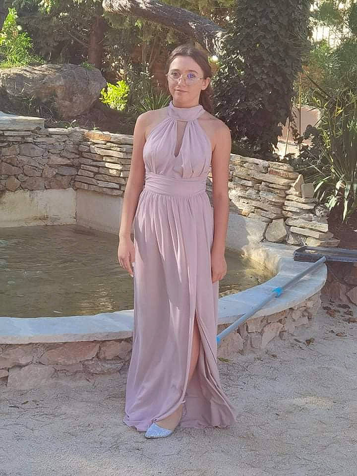 Camélia a rejoint le concours — aidez-le/la à gagner de superbes lots ! bridal_accessory, bridal_party_dress, clothing, day_dress, dress, electric_blue, event, fashion_design, flowerpot, formal_wear, gown, grass, hair, long_hair, one_piece_garment, person, plant, sleeve, tree, trunk