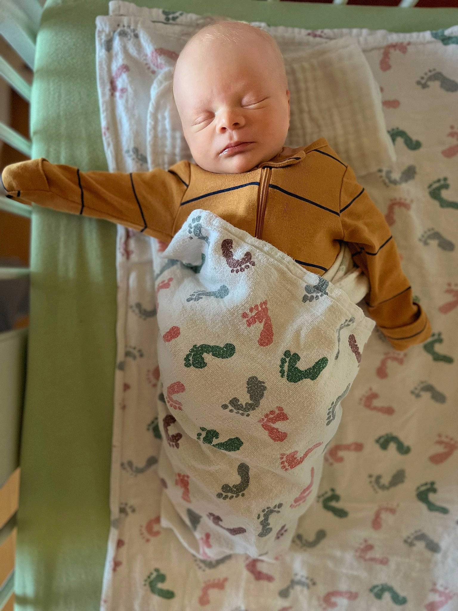 Luca is registered to the contest to win money with this photo: baby, baby_products, baby_safety, baby_sleeping, baby_toddler_clothing, baby_toys, bag, bed_sheet, bedding, child, comfort, head, infant_bed, linens, pattern, peach, person, room, sleeve, t_shirt