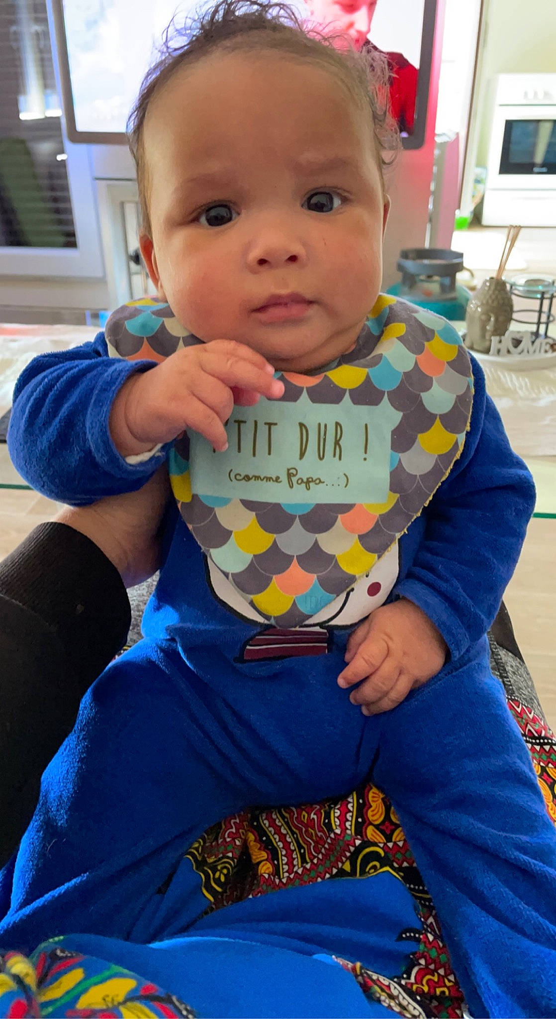 Tyago participe au concours pour gagner de l'argent avec cette photo : baby, baby_products, baby_toddler_clothing, bib, chair, cheek, child, electric_blue, fun, happy, nail, pattern, person, personal_protective_equipment, play, sitting, skin, sleeve, t_shirt, toddler