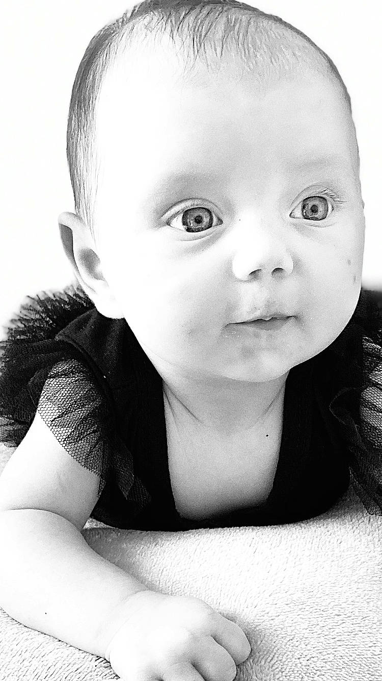 Joy participe au concours pour gagner de l'argent avec cette photo : baby, beauty, black, black_and_white, cheek, child, chin, close_up, eye, face, head, lip, monochrome, monochrome_photography, nose, person, photograph, photography, skin, toddler