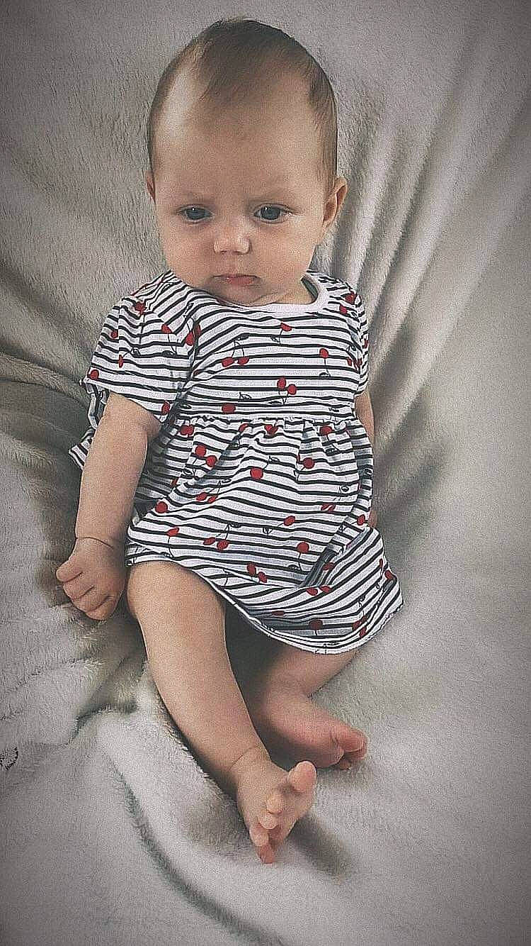 Joy participe au concours pour gagner de l'argent avec cette photo : arm, baby, baby_products, baby_toddler_clothing, barefoot, cheek, child, leg, lip, person, sitting, skin, sleeve, toddler