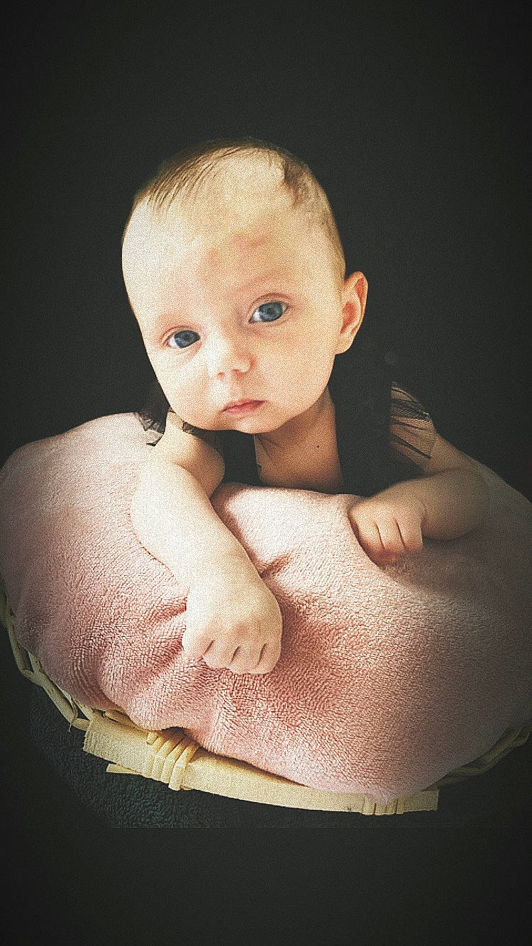 Joy a rejoint le concours — aidez-le/la à gagner de superbes lots ! abdomen, arm, baby, cheek, child, chin, eye, face, hand, head, human, human_body, joint, lip, muscle, nose, person, skin, stomach, toddler