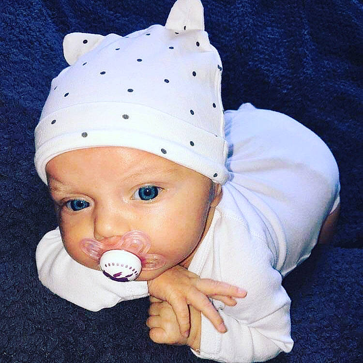 Joy a rejoint le concours — aidez-le/la à gagner de superbes lots ! baby, beanie, bonnet, cap, child, headgear, headwear, person, toddler