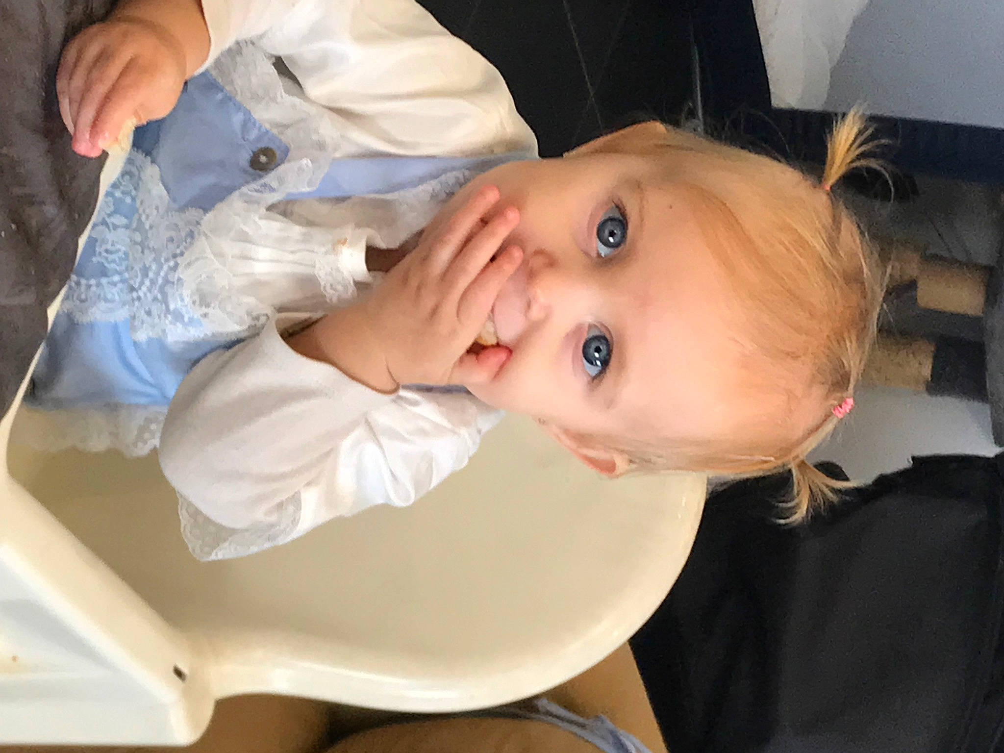 Victoria a rejoint le concours — aidez-le/la à gagner de superbes lots ! baby, baby_toddler_clothing, chair, cheek, clothing, dress, eyebrow, eyelash, finger, gesture, hair, hand, human_body, iris, lip, mouth, nose, person, sleeve, smile