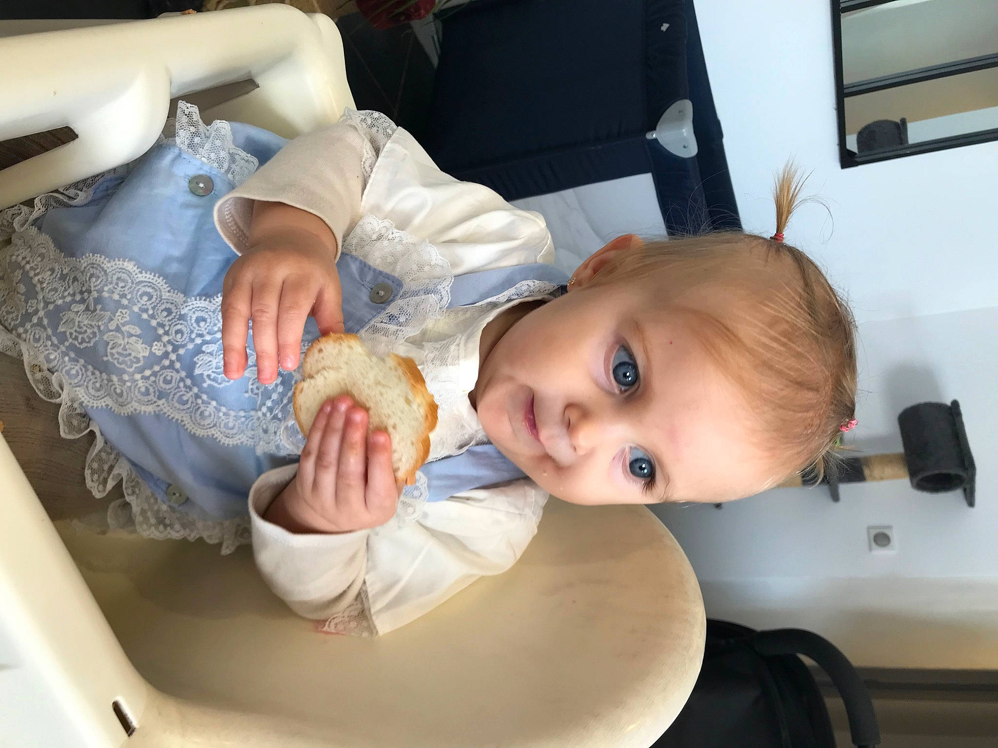 Victoria participe au concours pour gagner de l'argent avec cette photo : arm, baby, baby_food, baking, birthday_cake, cake, chair, child, cooking, cuisine, dessert, finger, food, ingredient, pastry, person, picture_frame, room, tableware, television