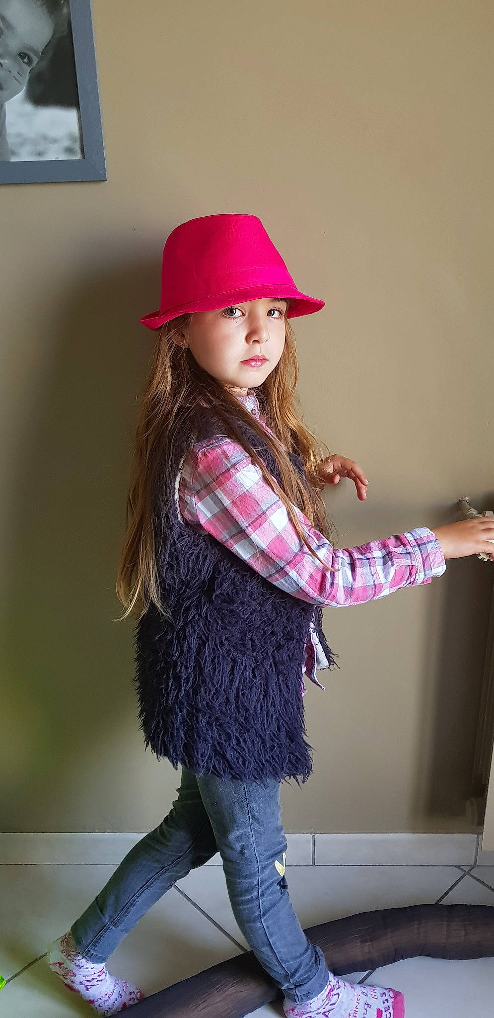 Leana a rejoint le concours — aidez-le/la à gagner de superbes lots ! beauty, child, child_model, fashion_accessory, fun, girl, hat, headgear, jeans, joint, magenta, person, pink, purple, shoe, shoulder, smile, standing, textile, tights