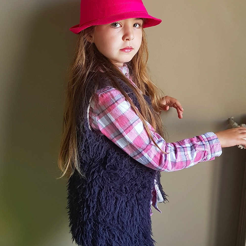 Leana a rejoint le concours — aidez-le/la à gagner de superbes lots ! beauty, child, child_model, fashion_accessory, fun, girl, hat, headgear, jeans, joint, magenta, person, pink, purple, shoe, shoulder, smile, standing, textile, tights