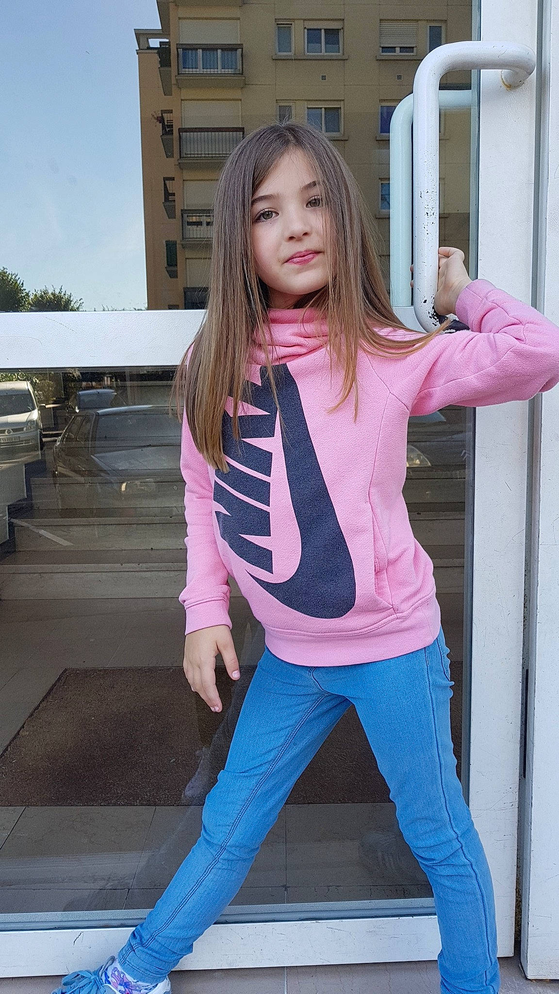 Leana participe au concours pour gagner de l'argent avec cette photo : beauty, blue, child, cool, facial_expression, footwear, fun, girl, human_hair_color, jeans, leg, outerwear, person, pink, purple, shoe, shoulder, sitting, skin, smile