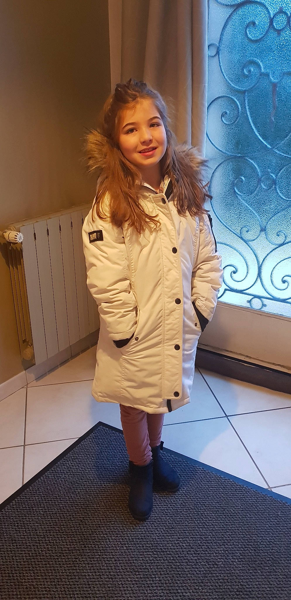 Leana participe au concours pour gagner de l'argent avec cette photo : child, clothing, dress, facial_expression, flooring, footwear, fun, girl, hair, hairstyle, human, human_hair_color, joy, leg, outerwear, person, shoulder, skin, smile, snapshot