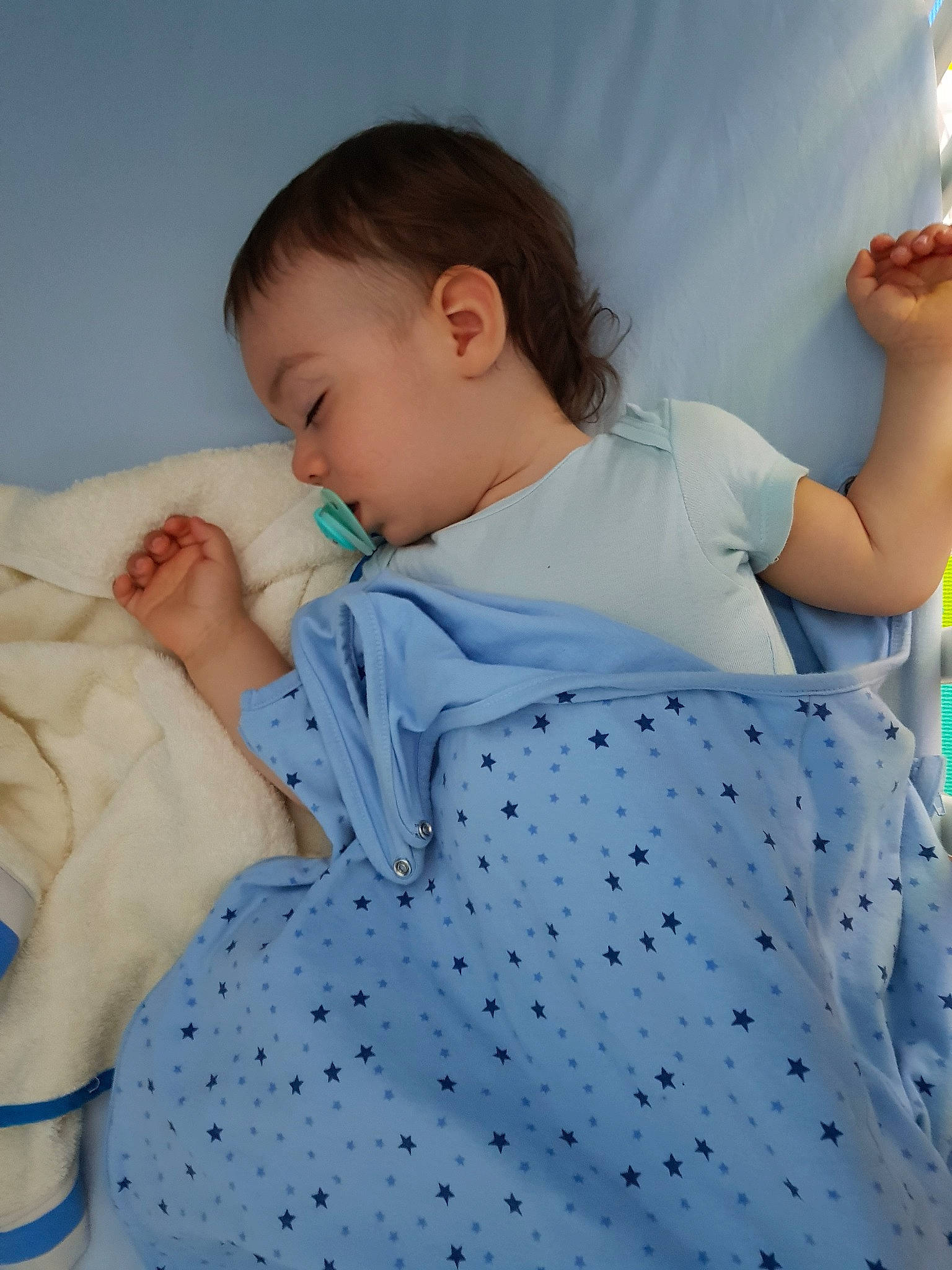 Ewan a rejoint le concours — aidez-le/la à gagner de superbes lots ! arm, baby, bedtime, birth, child, gesture, person, skin, sleep, textile, toddler