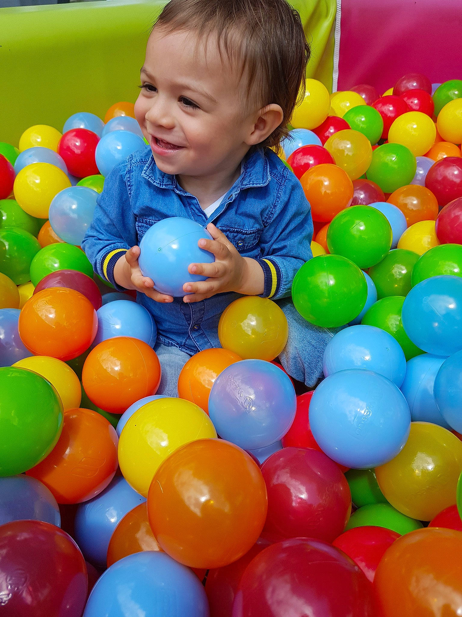 Ewan a rejoint le concours — aidez-le/la à gagner de superbes lots ! baby_playing_with_toys, baby_toys, ball, ball_pit, bouncy_ball, child, fun, joy, person, play, toddler, toy