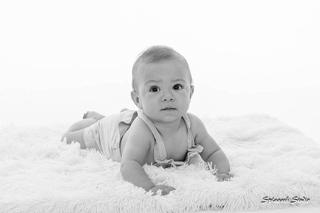 Ewan participe au concours pour gagner de l'argent avec cette photo : baby, black, black_and_white, child, eye, face, head, monochrome, monochrome_photography, people, person, photo_shoot, photograph, photography, portrait, portrait_photography, skin, snapshot, toddler, tummy_time