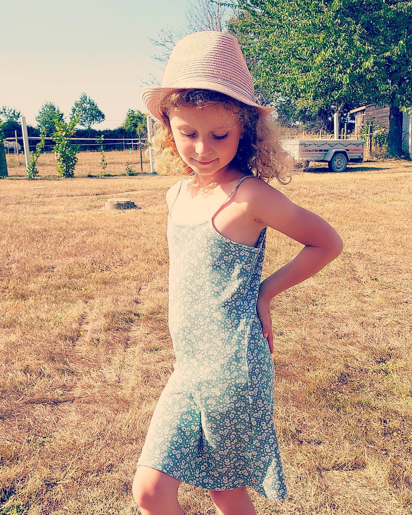 Agathe a rejoint le concours — aidez-le/la à gagner de superbes lots ! cool, day_dress, dress, flash_photography, grass, happy, hat, headgear, headwear, one_piece_garment, people_in_nature, person, photograph, plant, sky, smile, summer, sun_hat, sunlight, tree