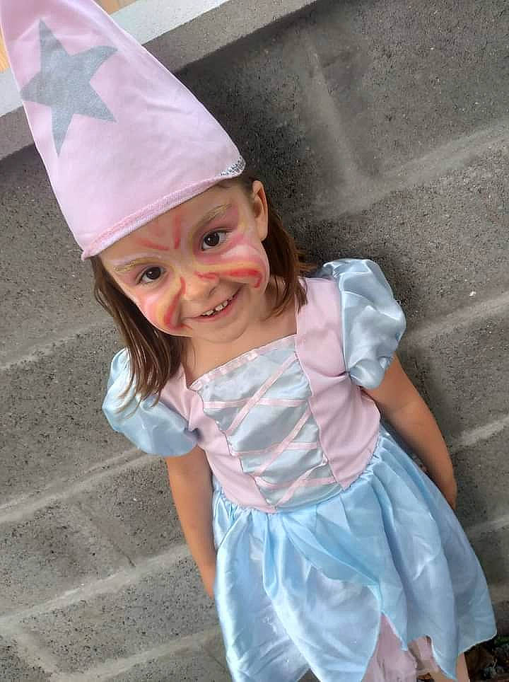 Ylanna participe au concours pour gagner de l'argent avec cette photo : baby_toddler_clothing, blond, child, cone, costume, costume_hat, day_dress, dress, face, fashion_accessory, fun, happy, headwear, human_body, joy, magenta, party_supply, person, pink, purple