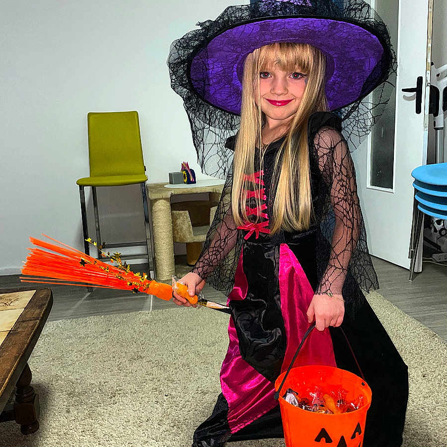 Karolina participe au concours pour gagner de l'argent avec cette photo : adult, chair, clothing, costume, face, female, festival, footwear, furniture, halloween, hat, head, jack_o_lantern, person, scissors, shoe, woman