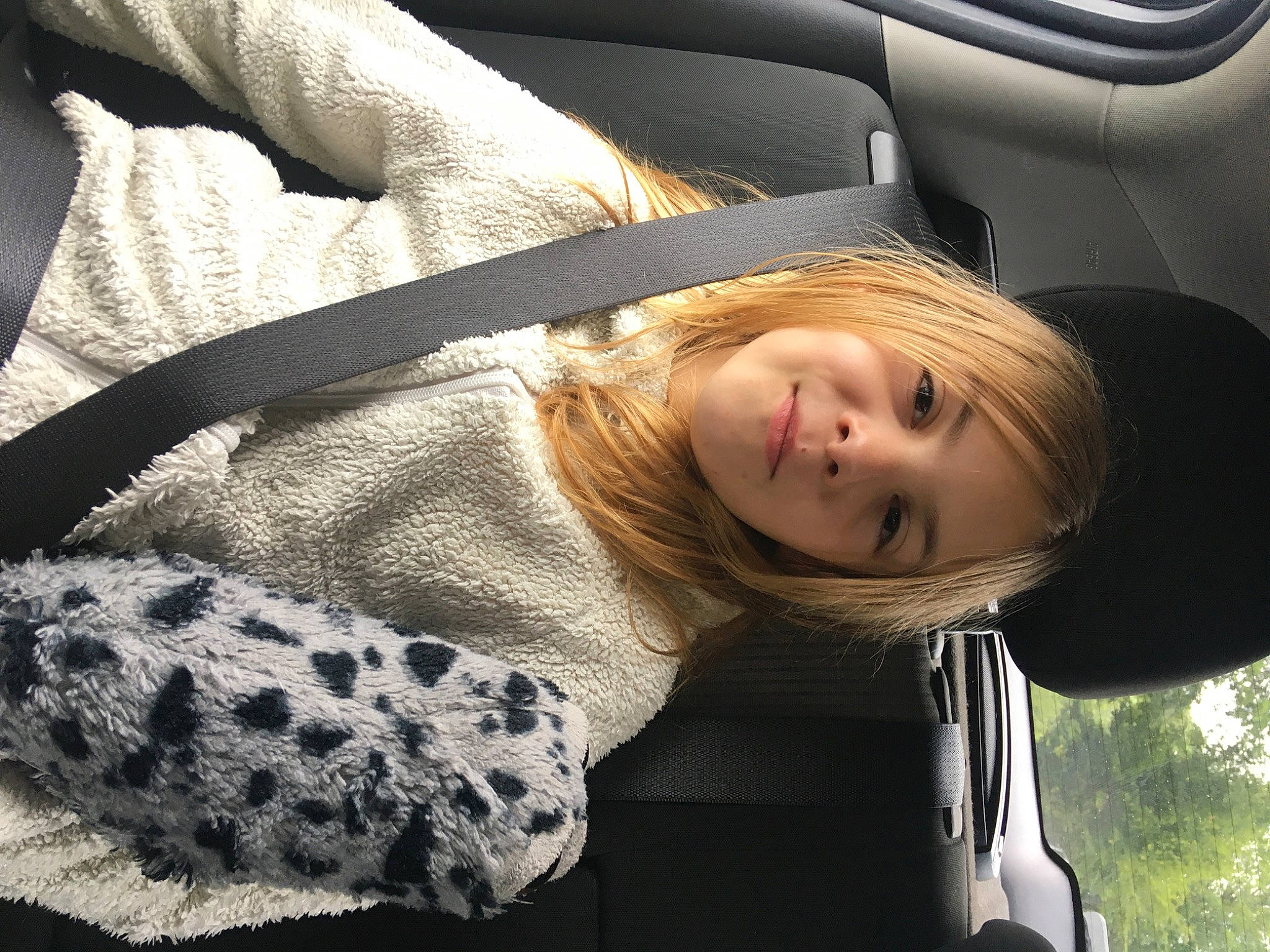 Léa participe au concours pour gagner de l'argent avec cette photo : beauty, blond, comfort, cool, fashion, flash_photography, fur, human_leg, joy, linens, mammal, organ, outerwear, pattern, person, sitting, sleeve, smile, textile, tints_and_shades