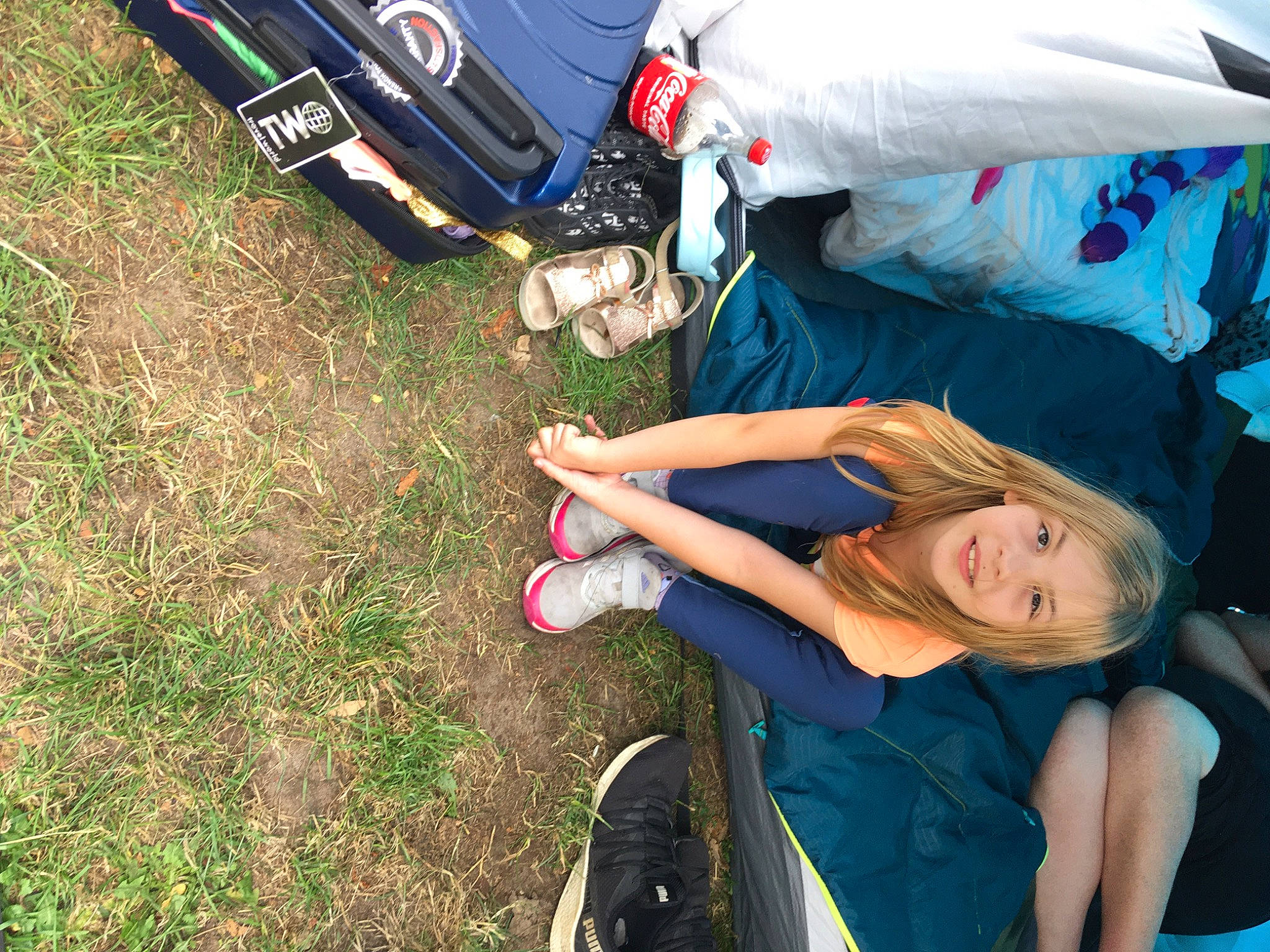 Léa a rejoint le concours — aidez-le/la à gagner de superbes lots ! arm, bag, blue, chair, electric_blue, fun, grass, grassland, hand, happy, human_leg, lawn, leisure, light, luggage_and_bags, people_in_nature, person, recreation, sitting, vehicle_door