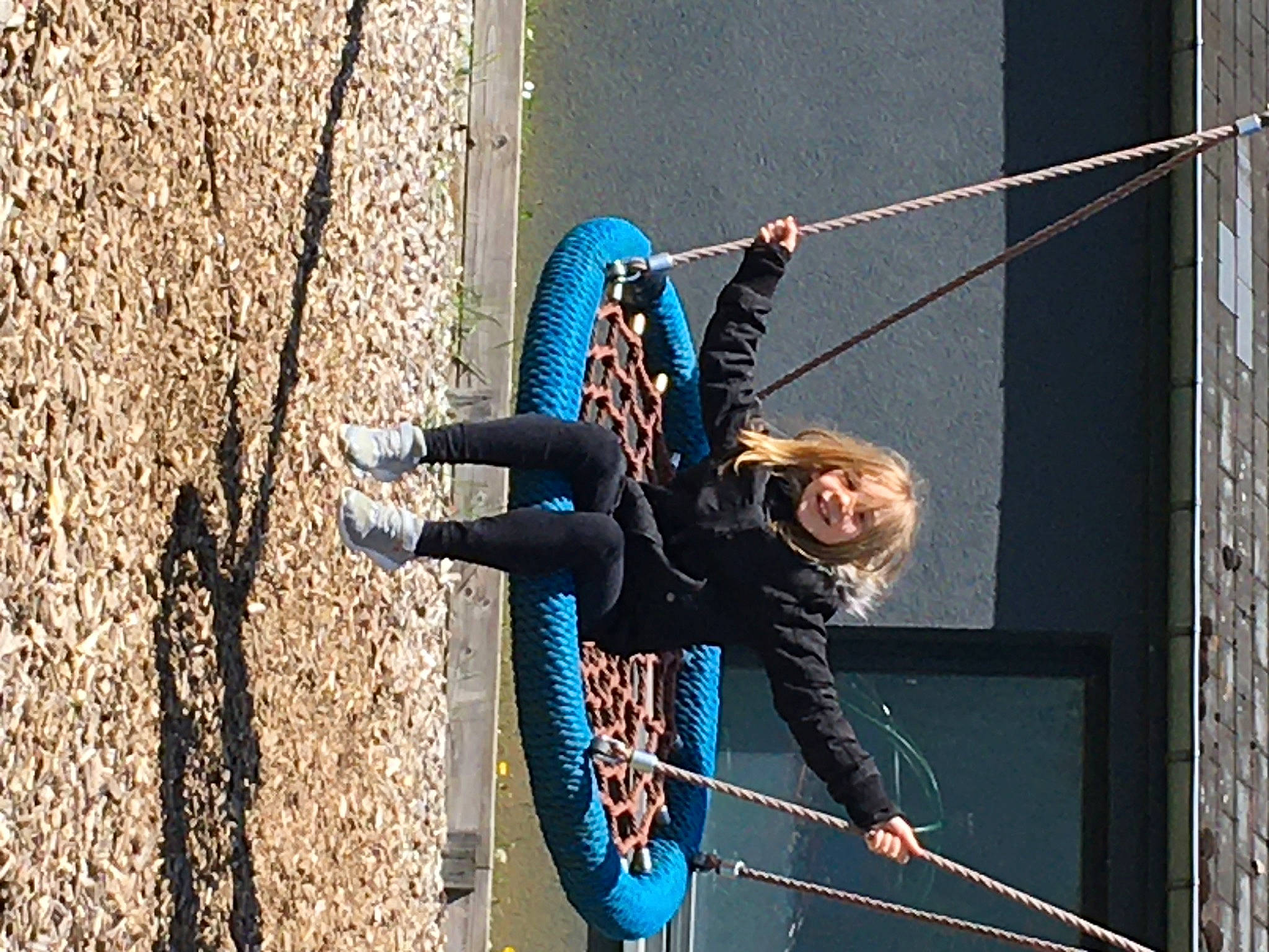 Léa a rejoint le concours — aidez-le/la à gagner de superbes lots ! acrobatics, adventure, aerialist, climbing_harness, electric_blue, entertainment, event, fun, joy, leisure, outdoor_play_equipment, performance, performance_art, performing_arts, person, public_event, recreation, rock_climbing_equipment, rope, shadow