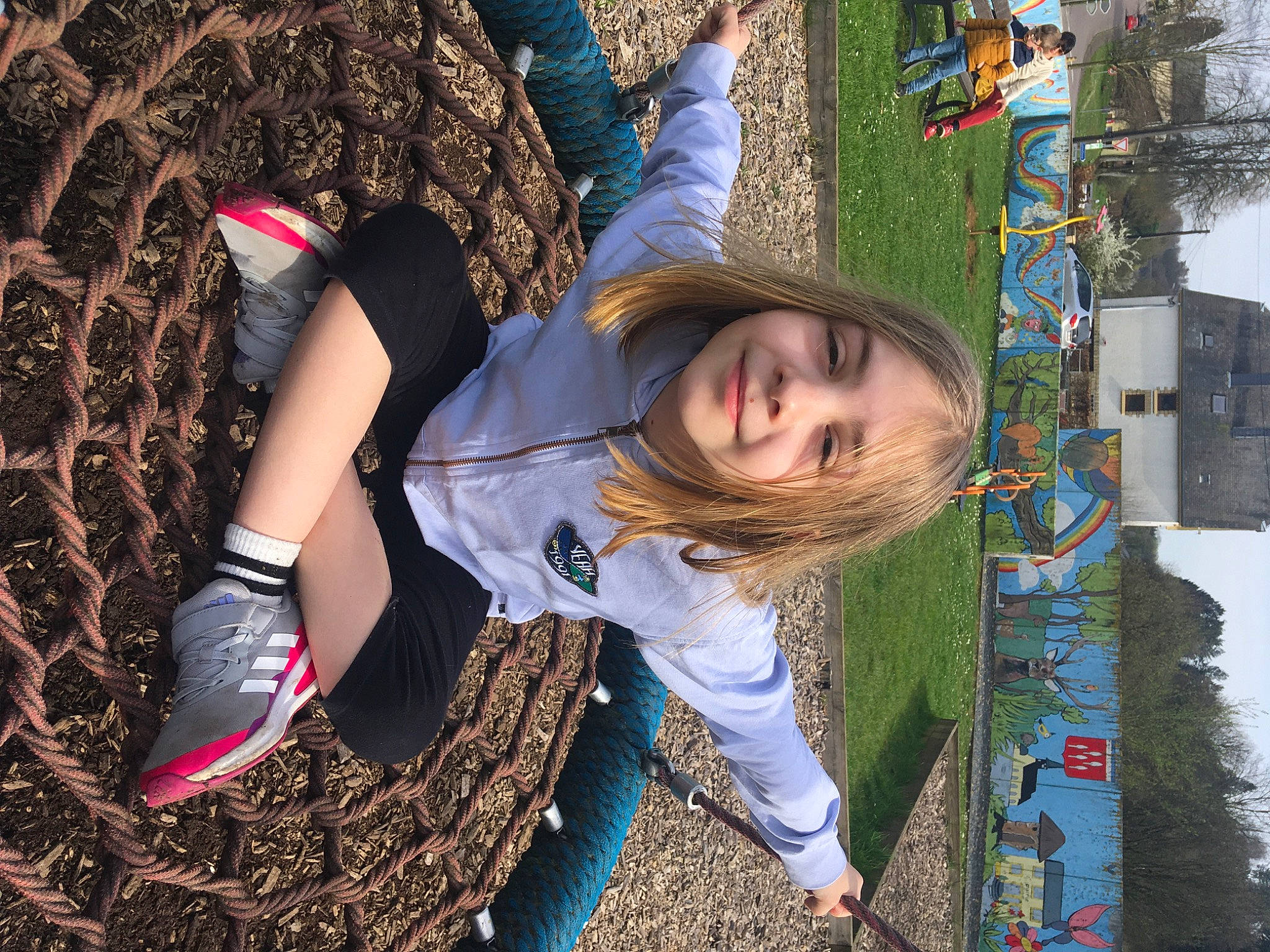 Léa a rejoint le concours — aidez-le/la à gagner de superbes lots ! beauty, child, cool, electric_blue, eyewear, fun, grass, happy, human_leg, joy, leisure, pattern, people_in_nature, person, plant, recreation, sitting, sneakers, thigh, tree
