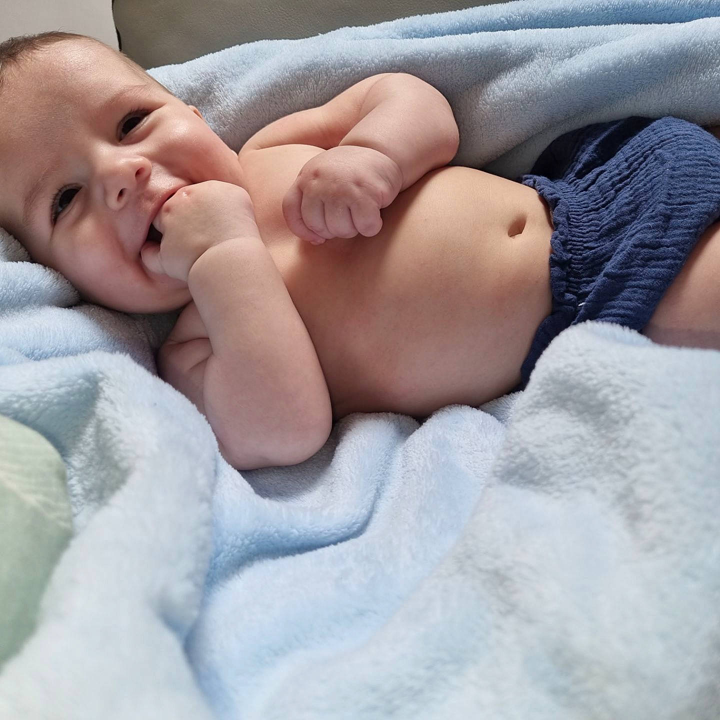 Josué a rejoint le concours — aidez-le/la à gagner de superbes lots ! baby, baby_sleeping, baby_toddler_clothing, bedding, bedtime, child, comfort, finger, foot, fur, gesture, happy, human_leg, linens, person, sitting, skin, smile, textile, thumb