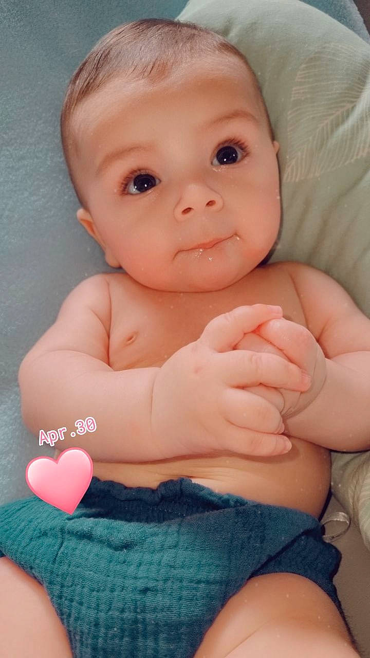 Josué a rejoint le concours — aidez-le/la à gagner de superbes lots ! arm, baby, baby_toddler_clothing, cheek, eye, finger, gesture, hand, human_body, joint, lip, mouth, nail, neck, nose, person, pink, product, skin, stomach