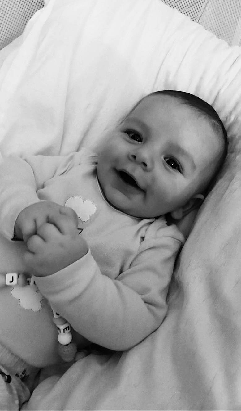 Josué a rejoint le concours — aidez-le/la à gagner de superbes lots ! baby, black, black_and_white, cheek, child, comfort, eye, flash_photography, gesture, happy, iris, jewellery, lip, monochrome, monochrome_photography, nose, person, skin, smile, style