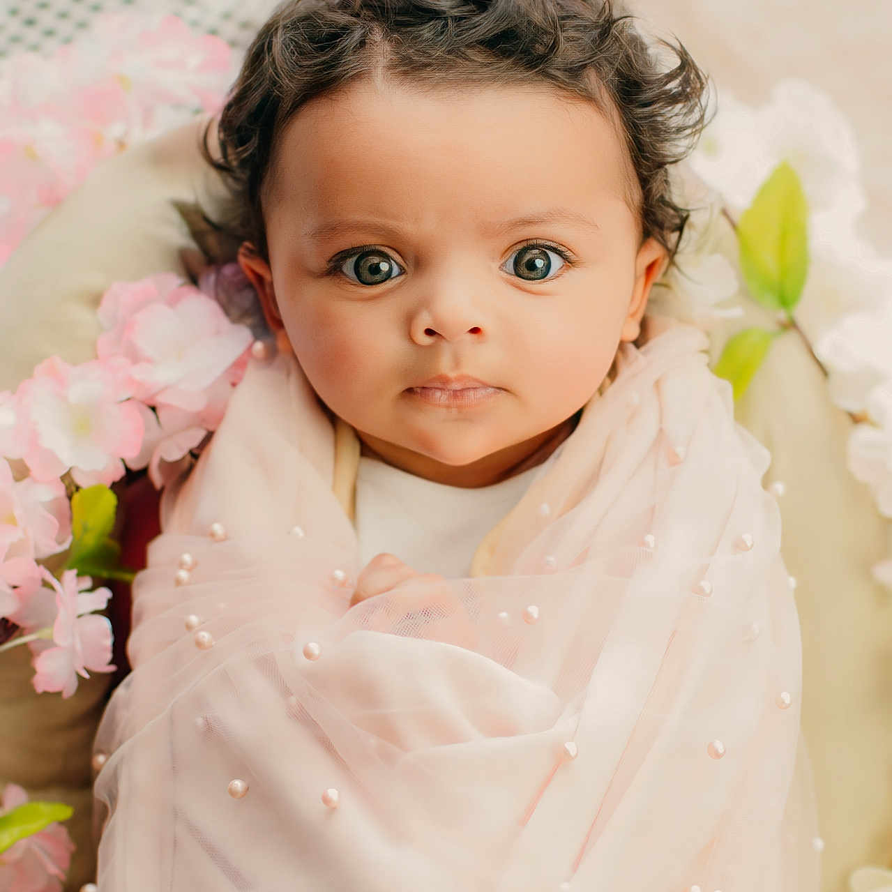 Maïsa participe au concours pour gagner de l'argent avec cette photo : baby, bodypart, clothing, dress, face, fashion, finger, flower, flowerarrangement, flowerbouquet, formalwear, gown, hand, happy, head, newborn, person, photography, plant, portrait