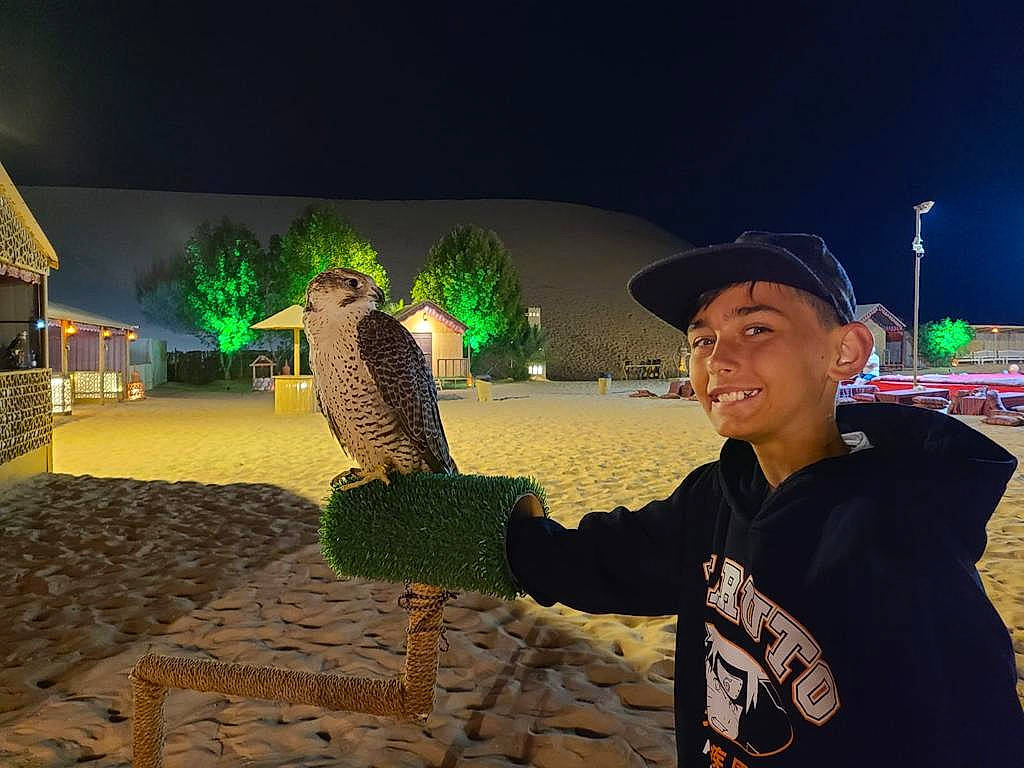 Kylian a rejoint le concours — aidez-le/la à gagner de superbes lots ! baseball_cap, event, eyewear, fun, happy, hat, headwear, holiday, hoodie, joy, landscape, leisure, midnight, night, person, sky, smile, tourism, travel, tree