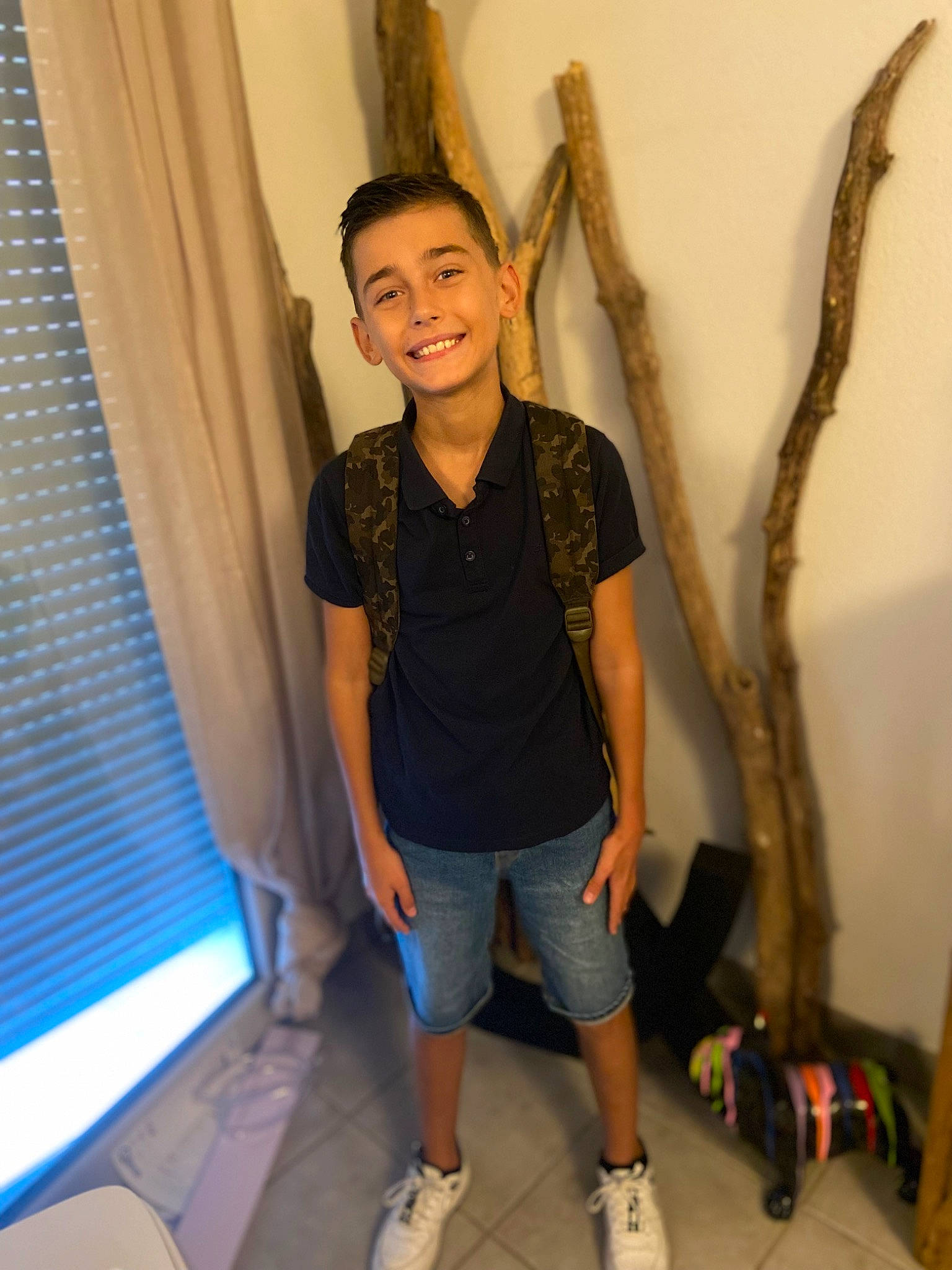 Kylian a rejoint le concours — aidez-le/la à gagner de superbes lots ! curtain, elbow, fun, gesture, happy, joint, joy, knee, leg, organ, person, shorts, shoulder, smile, standing, t_shirt, thigh, trunk, waist, window