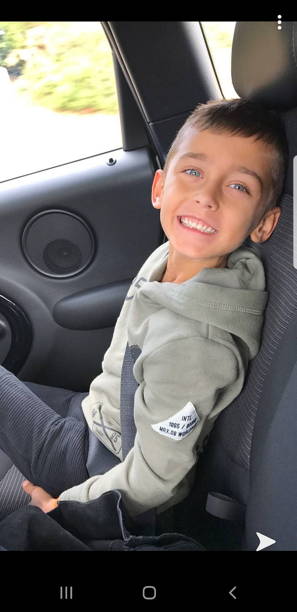Kylian participe au concours pour gagner de l'argent avec cette photo : auto_part, baby, baby_in_car_seat, car, car_seat, child, driving, family_car, joy, person, plant, seat_belt, smile, steering_part, steering_wheel, toddler, vehicle, vehicle_door