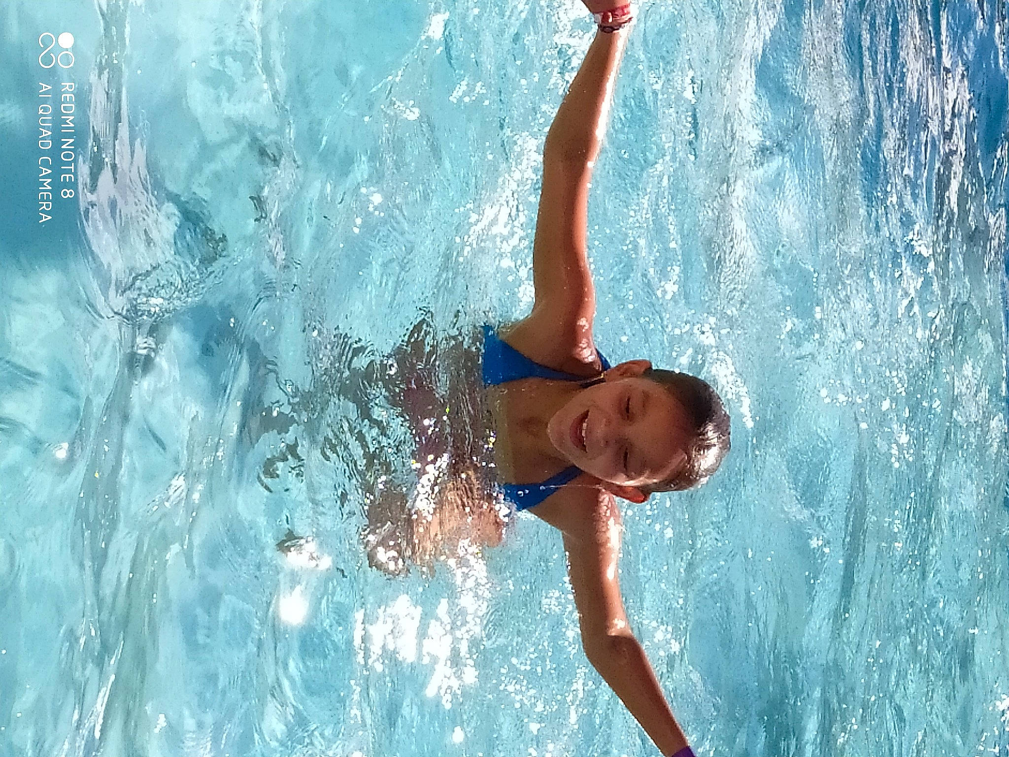 Inès a rejoint le concours — aidez-le/la à gagner de superbes lots ! blue, fun, happy, joy, leisure, person, recreation, swimmer, swimming, swimming_pool, water