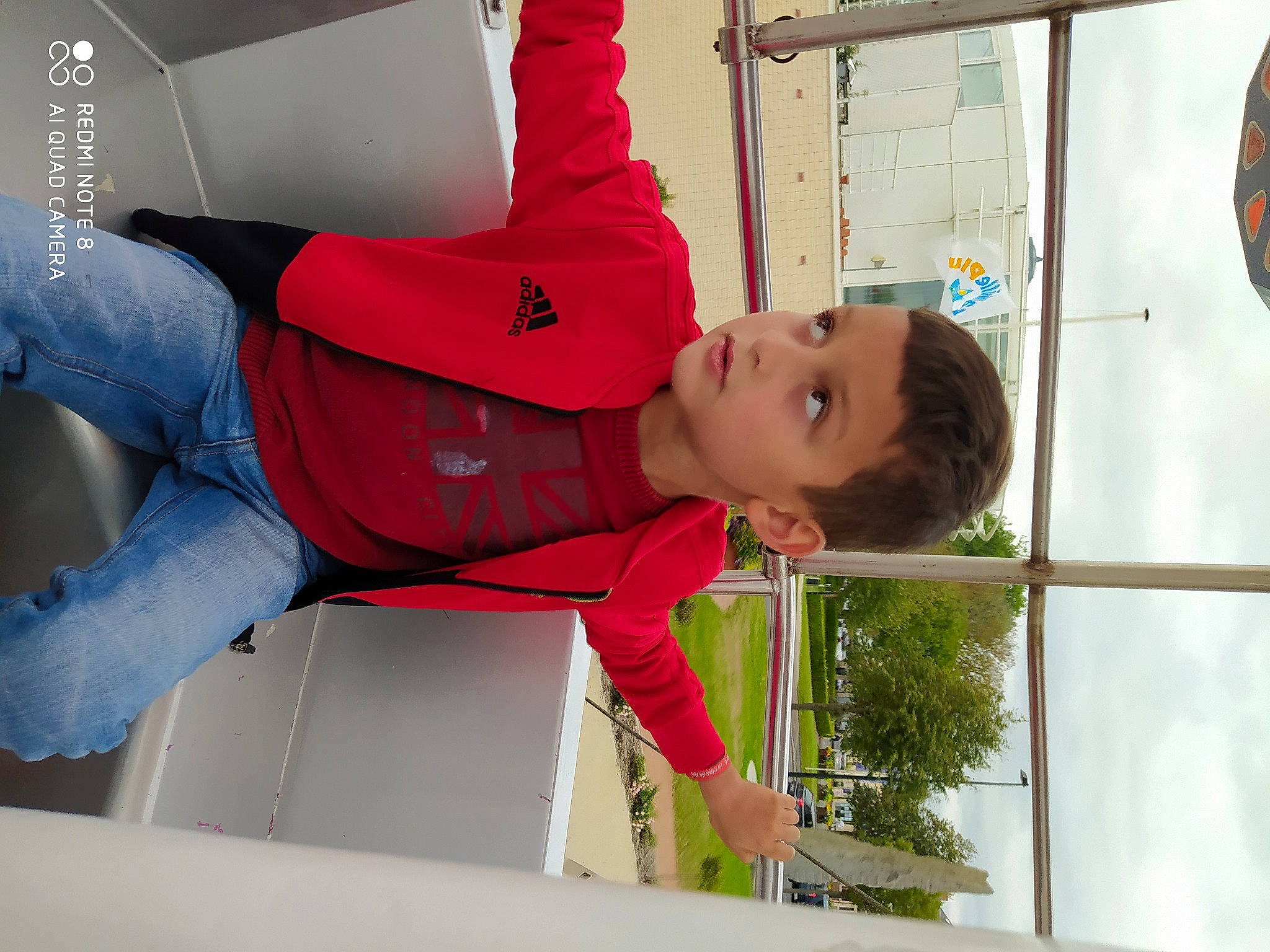 Kylian a rejoint le concours — aidez-le/la à gagner de superbes lots ! person, red