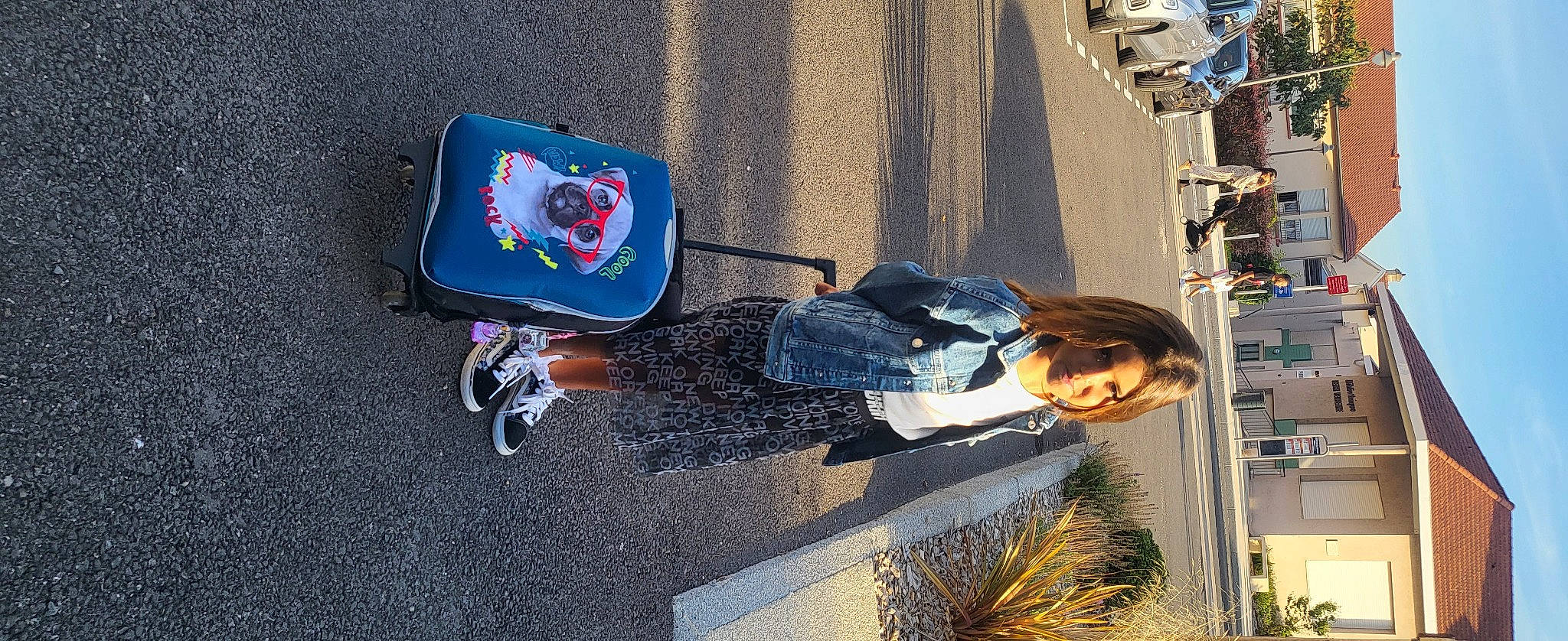 Dalia a rejoint le concours — aidez-le/la à gagner de superbes lots ! asphalt, city, concrete, electric_blue, fun, leisure, luggage_and_bags, pedestrian, person, plant, road, road_surface, shadow, sidewalk, soil, street, tints_and_shades, travel, tree