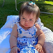 Sofia a rejoint le concours — aidez-le/la à gagner de superbes lots ! baby, child, girl, outdoor, sunlight, dress, blue_and_white, floral_pattern, blanket, grass, hair_clip, pony_tail, cute, sitting, person, nature, garden, happy, summer, infant