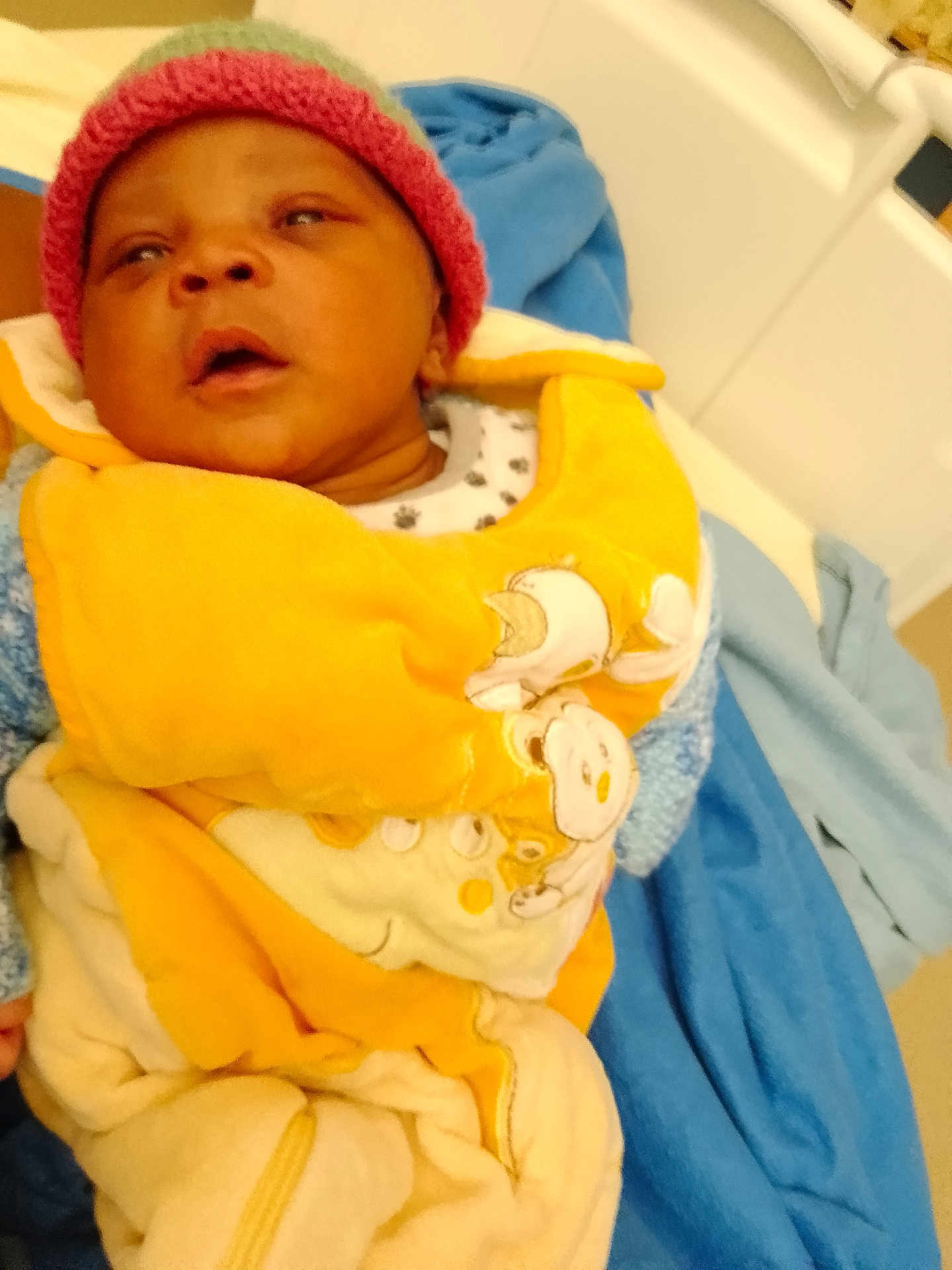 Jason a rejoint le concours — aidez-le/la à gagner de superbes lots ! architecture, baby, bed, blanket, bonnet, building, cap, clothing, face, furniture, glove, hat, head, hospital, newborn, person, photography, portrait, sleeping, towel