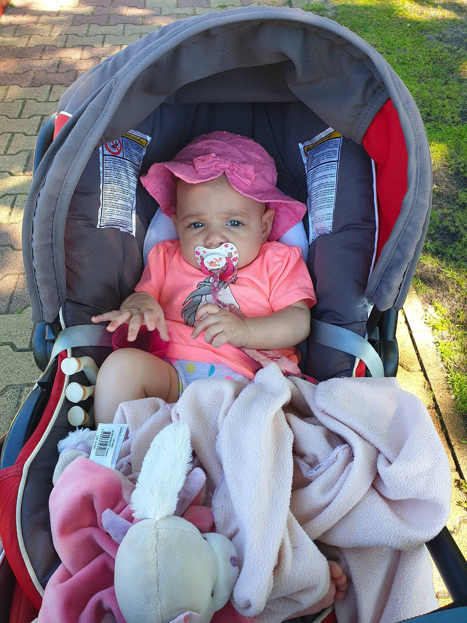 Lëynah a rejoint le concours — aidez-le/la à gagner de superbes lots ! baby, baby_carriage, baby_carrier, baby_in_car_seat, baby_products, car_seat, child, person, pink, product, toddler