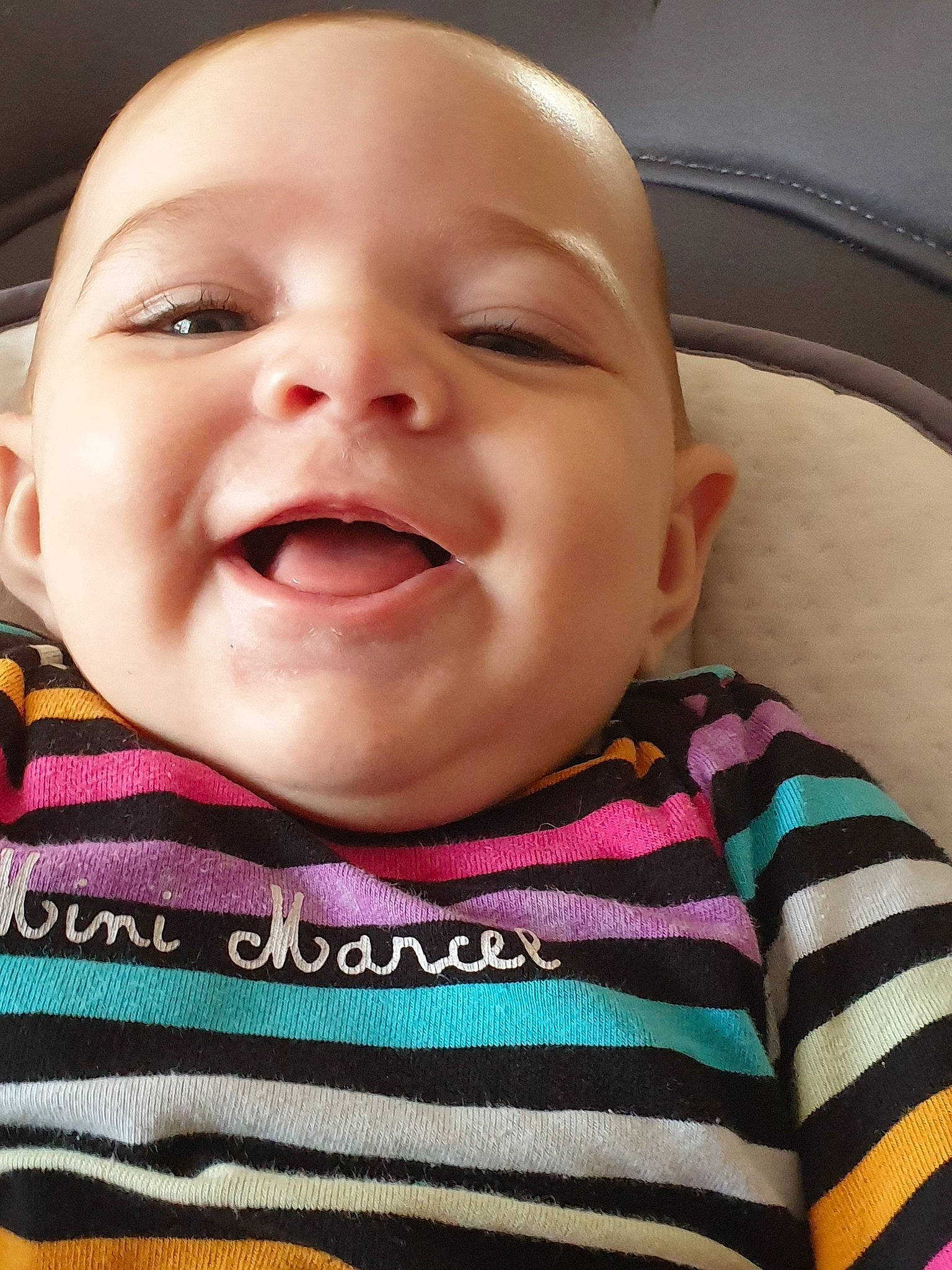 Lëynah a rejoint le concours — aidez-le/la à gagner de superbes lots ! baby, baby_making_funny_faces, cheek, child, chin, close_up, eye, eyebrow, face, facial_expression, forehead, head, laugh, lip, mouth, nose, organ, person, skin, smile