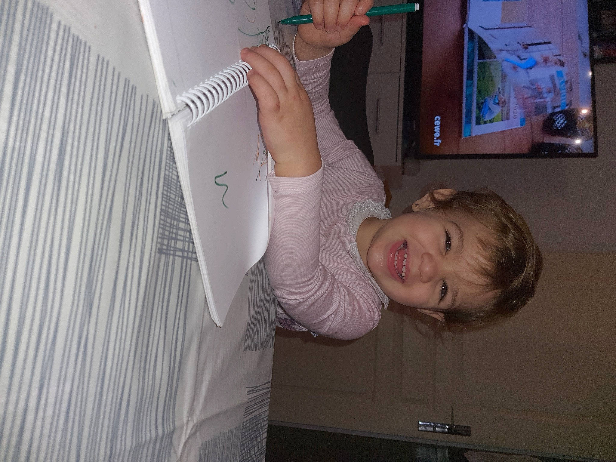 Lëynah participe au concours pour gagner de l'argent avec cette photo : baby, baby_toddler_clothing, child, display_device, document, finger, flat_panel_display, gesture, joy, laugh, office_supplies, paper, paper_product, person, picture_frame, stationery, television, television_set, thumb, toddler