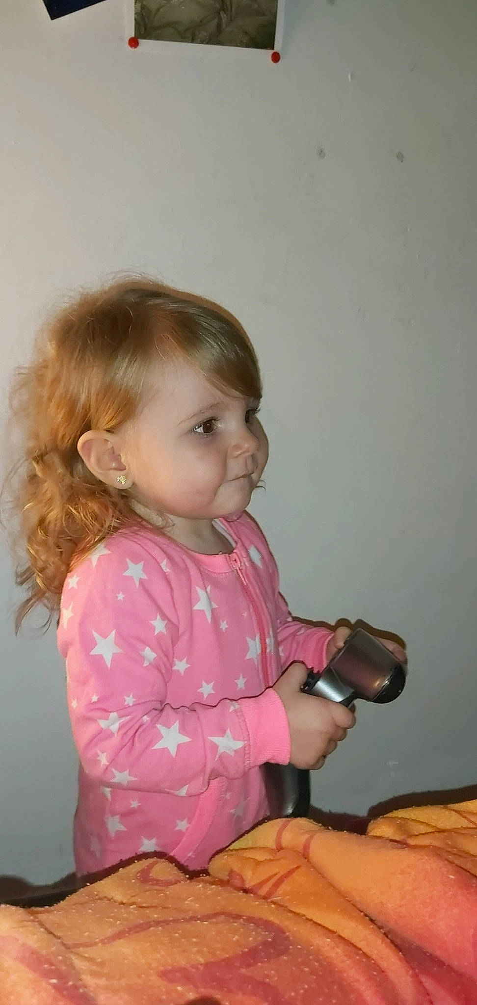 Clélia participe au concours pour gagner de l'argent avec cette photo : baby, cheek, child, person, pink, play, sitting, skin, toddler