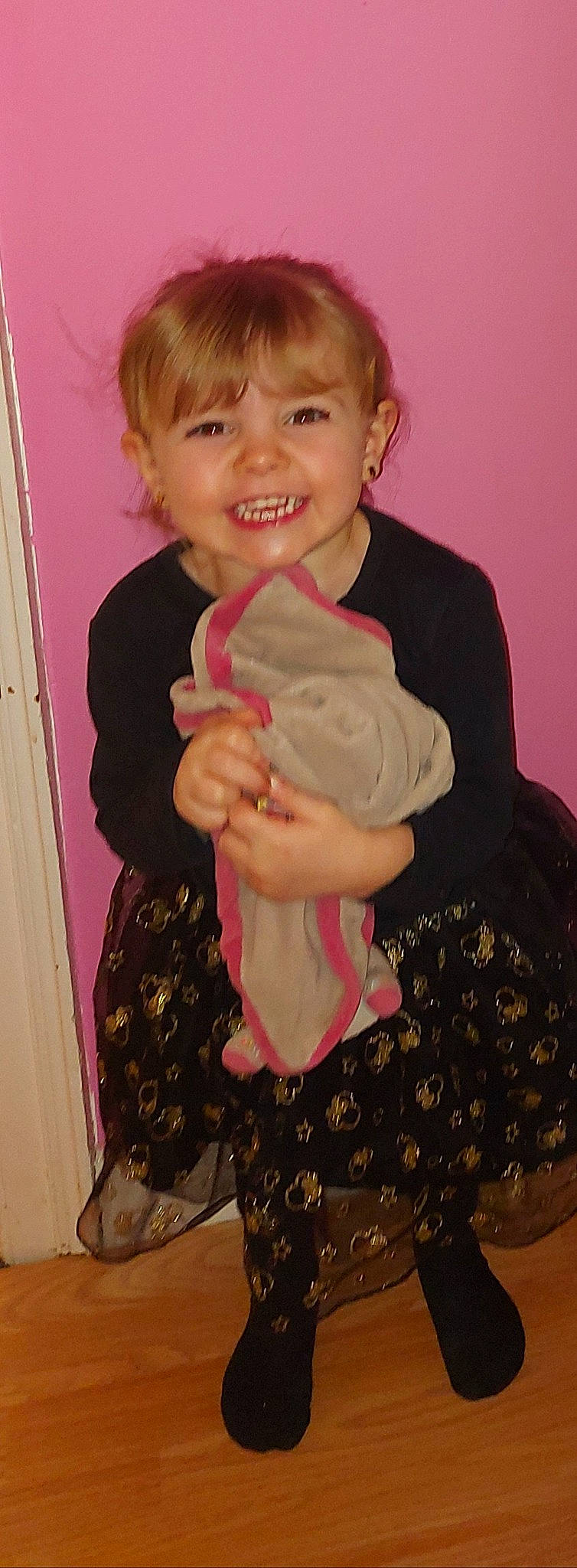 Clélia a rejoint le concours — aidez-le/la à gagner de superbes lots ! baby_toddler_clothing, child, clothing, formal_wear, fun, gesture, happy, head, iris, joy, lap, magenta, pattern, person, pink, sleeve, smile, standing, t_shirt, textile