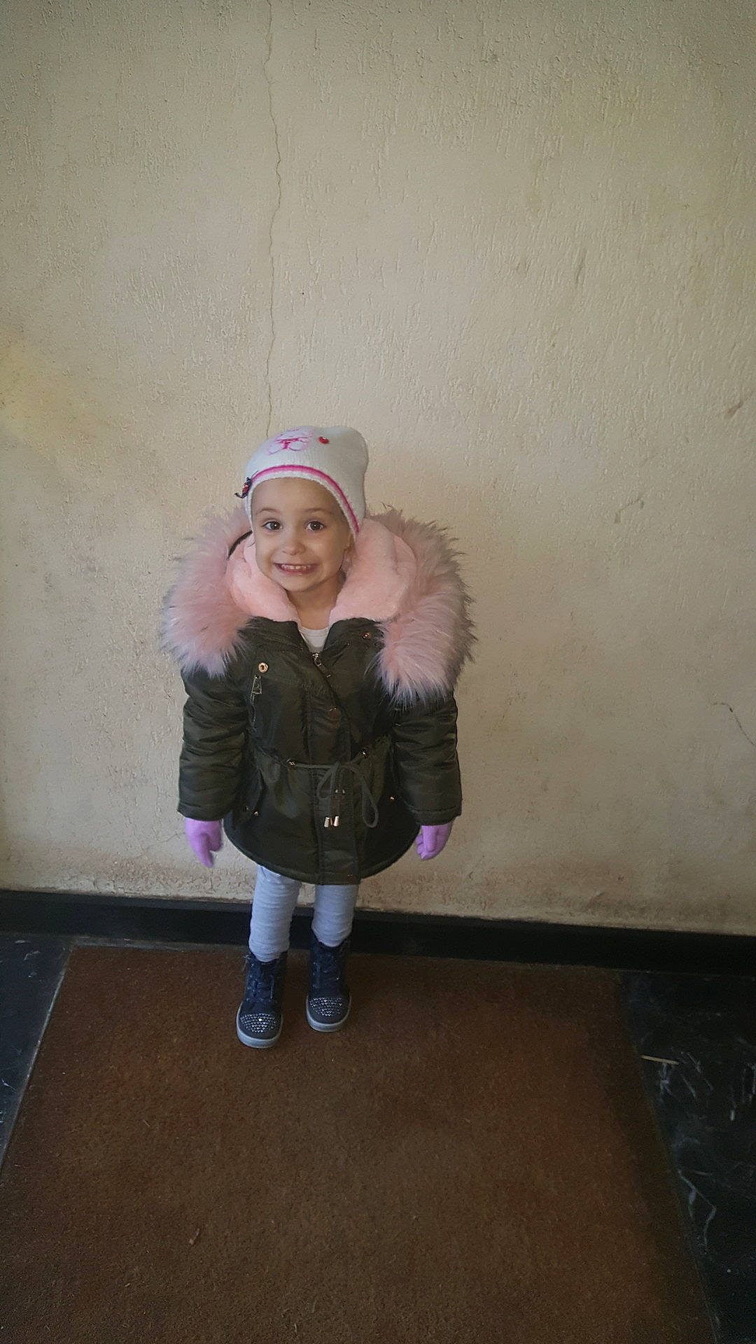 Mariana participe au concours pour gagner de l'argent avec cette photo : child, fun, fur, girl, head, headgear, headwear, joy, person, photograph, pink, purple, skin, snapshot, standing, textile, toddler