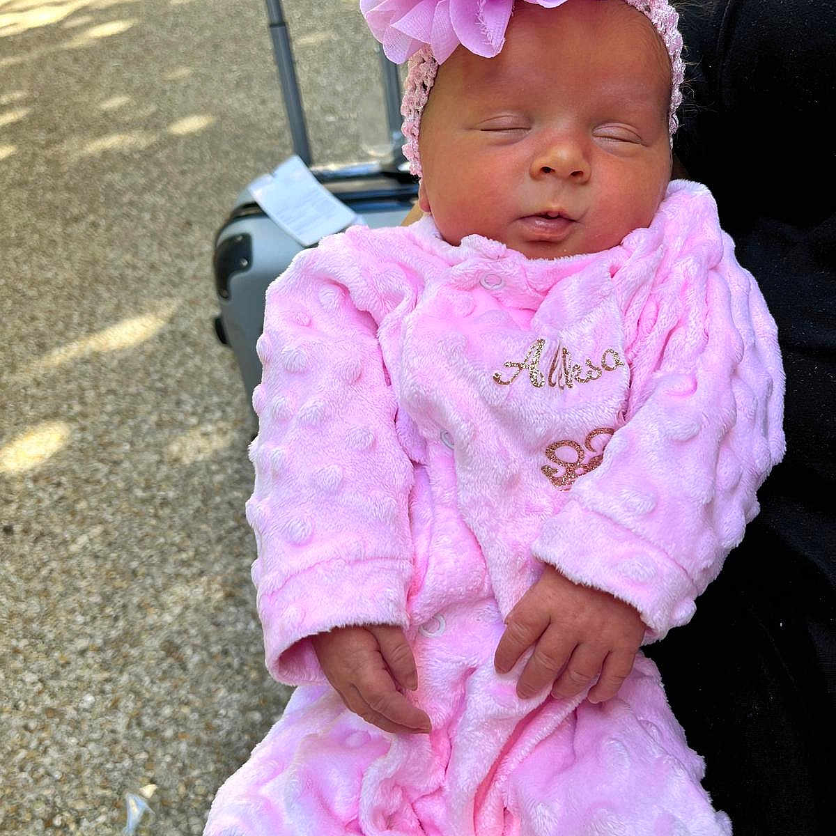 Aleksandra a rejoint le concours — aidez-le/la à gagner de superbes lots ! baby, child, cozy, cute, flower, hand, headband, holding, infant, newborn, outdoor, peaceful, person, pink_clothing, portrait, resting, sleeping, soft_texture, suitcase, travel