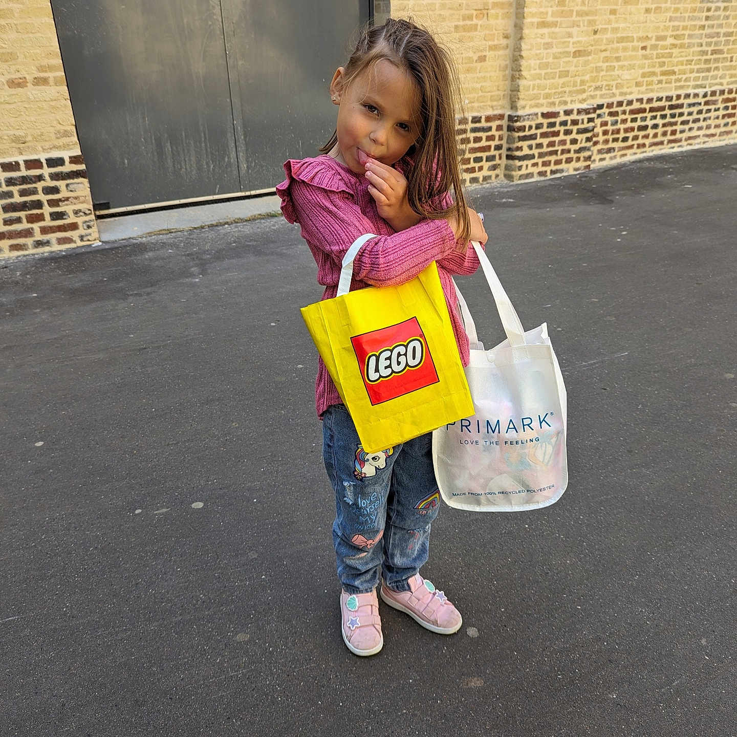 Romane a rejoint le concours — aidez-le/la à gagner de superbes lots ! accessories, bag, child, city, clothing, face, female, footwear, girl, handbag, head, jeans, pants, person, photography, portrait, purse, road, shoe, totebag