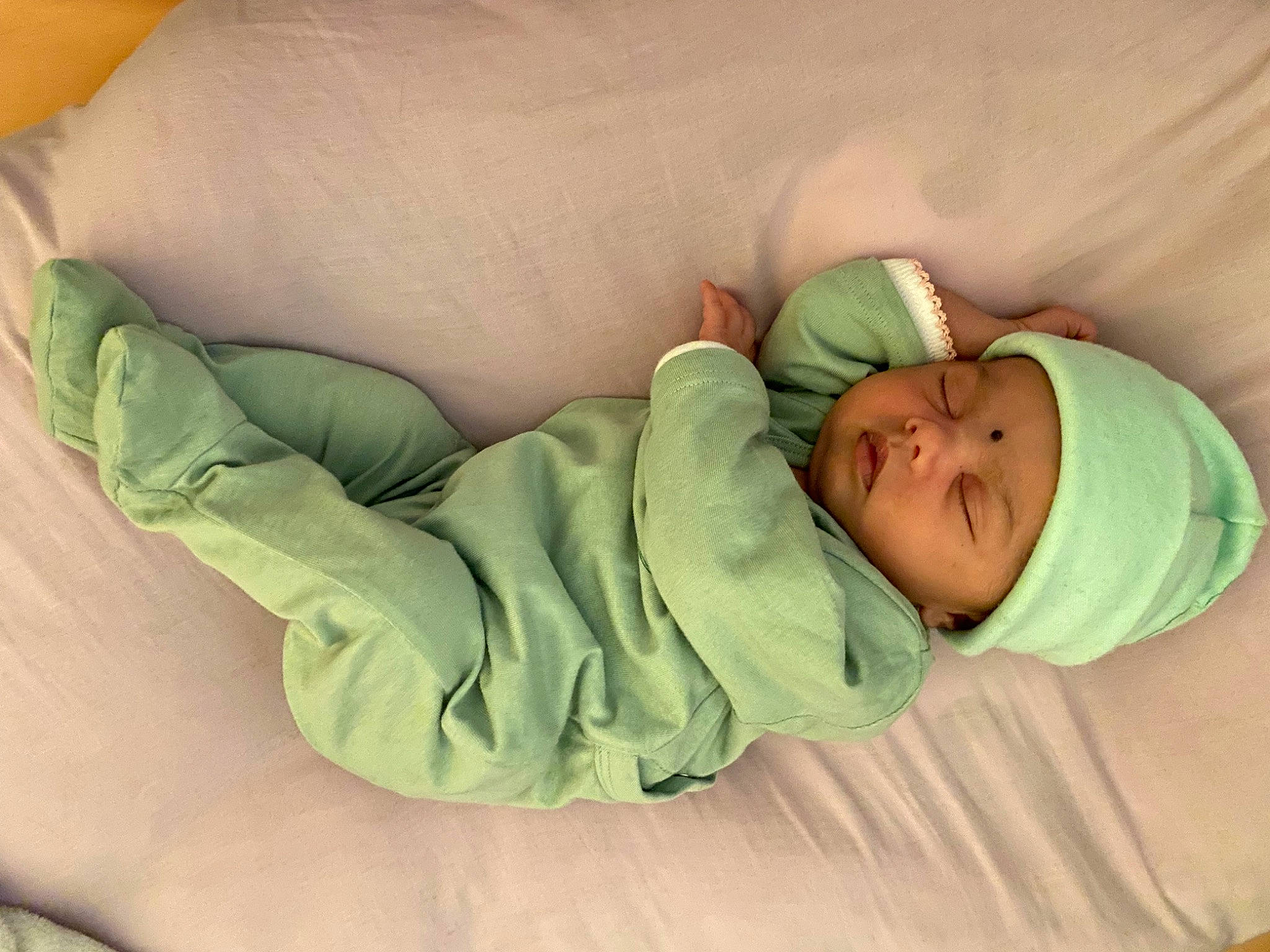 Melya participe au concours pour gagner de l'argent avec cette photo : baby, baby_products, baby_safety, baby_sleeping, baby_toddler_clothing, bedding, bedtime, blanket, child, comfort, hat, headwear, linens, nap, person, room, sleep, sleeve, toddler