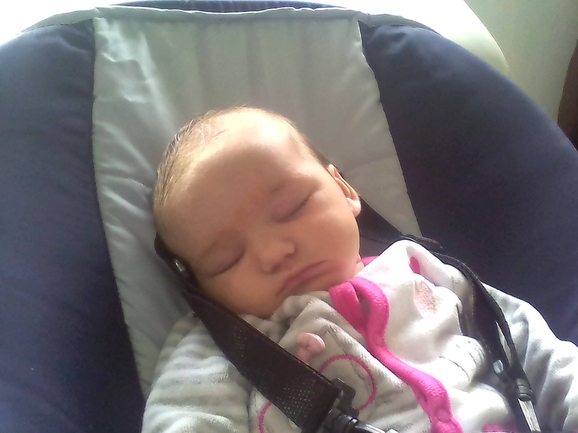 Helena a rejoint le concours — aidez-le/la à gagner de superbes lots ! child, human_action, infant, mouth, nose, person, product, sleep