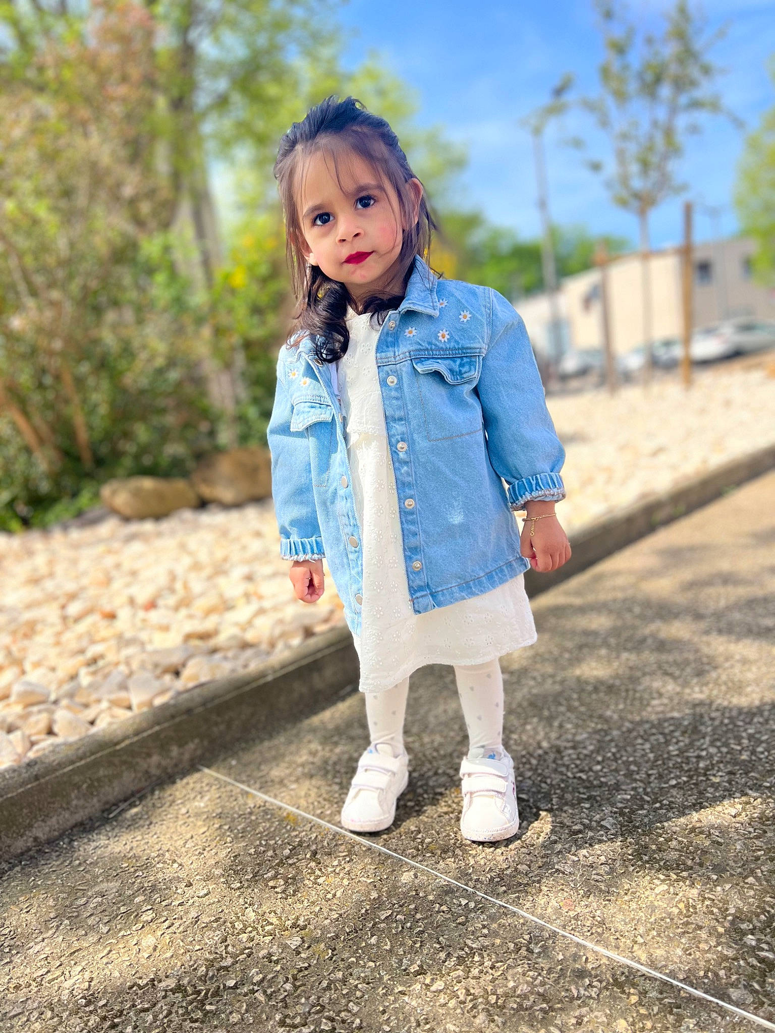 Shanna a rejoint le concours — aidez-le/la à gagner de superbes lots ! blond, brown_hair, denim, doll, electric_blue, eye, fashion_accessory, grass, hair, leisure, long_hair, outerwear, pattern, person, plant, sky, toy, tree, wig, winter