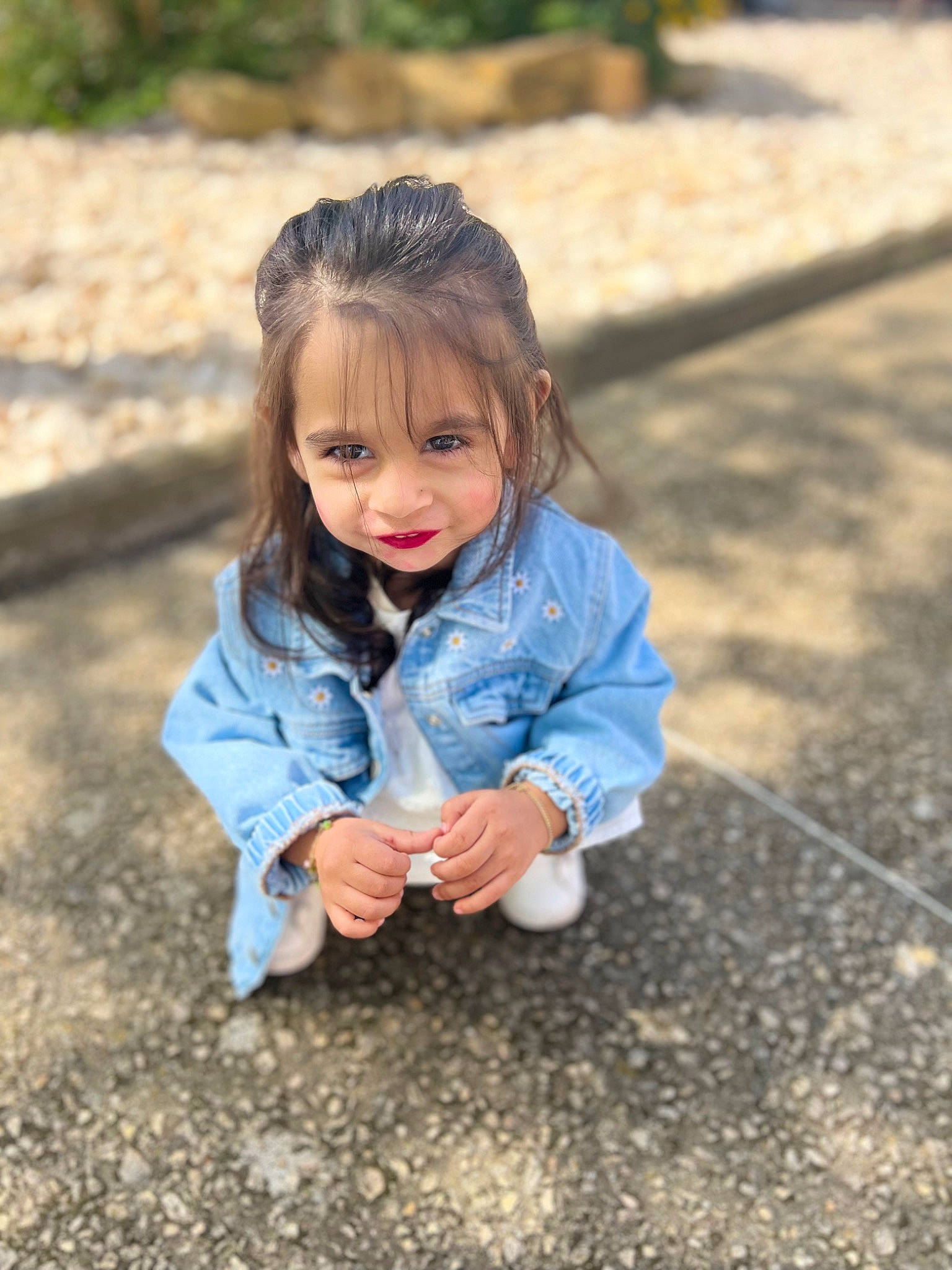 Shanna a rejoint le concours — aidez-le/la à gagner de superbes lots ! blond, child, electric_blue, eye, face, flash_photography, fun, grass, hair, happy, iris, leisure, people_in_nature, person, plant, skin, smile, sunlight, toddler, tree