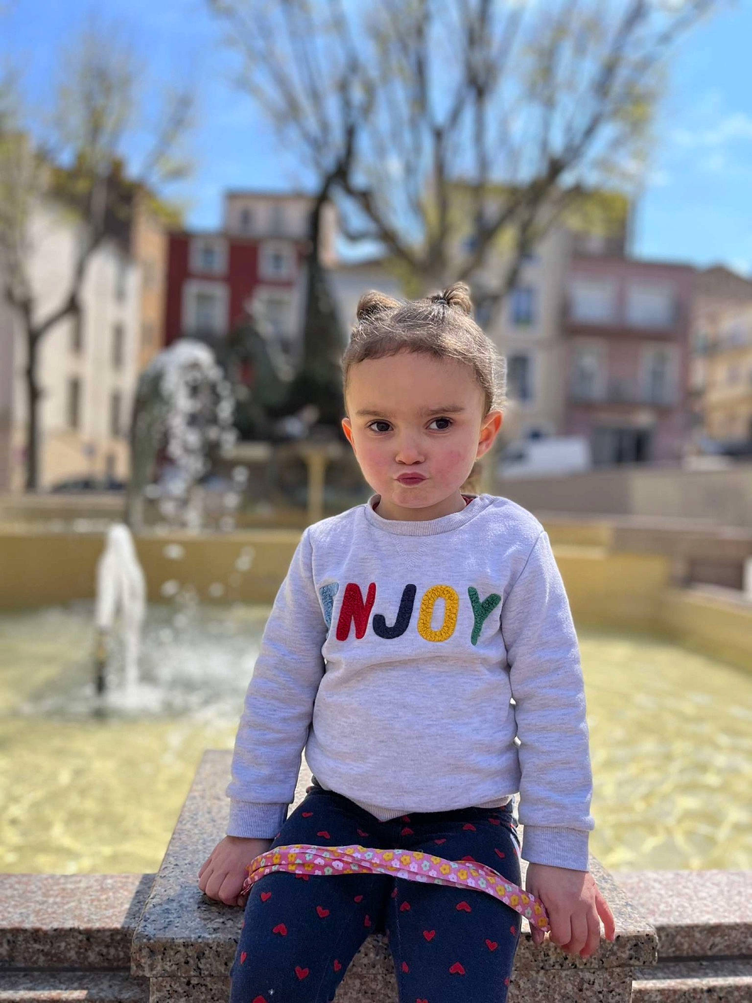 Camélia a rejoint le concours — aidez-le/la à gagner de superbes lots ! baby_toddler_clothing, child, eye, eyewear, fountain, fun, grass, happy, leisure, outerwear, person, recreation, sitting, sky, sleeve, standing, street_fashion, t_shirt, toddler, tree