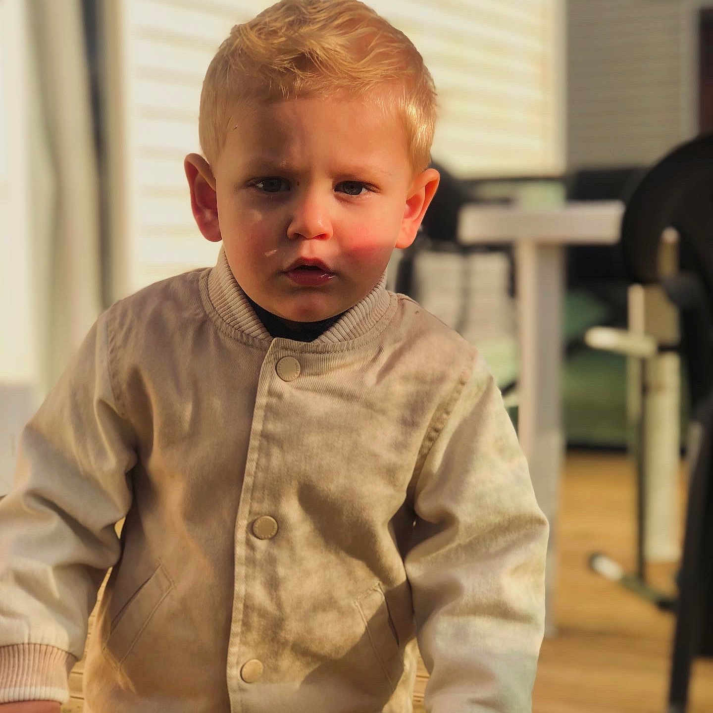 Eden a rejoint le concours — aidez-le/la à gagner de superbes lots ! blonde, boy, brownhair, child, clothing, face, frown, hair, head, knitwear, male, pants, person, photography, portrait, sad, sitting, sleeve, sweater, wood