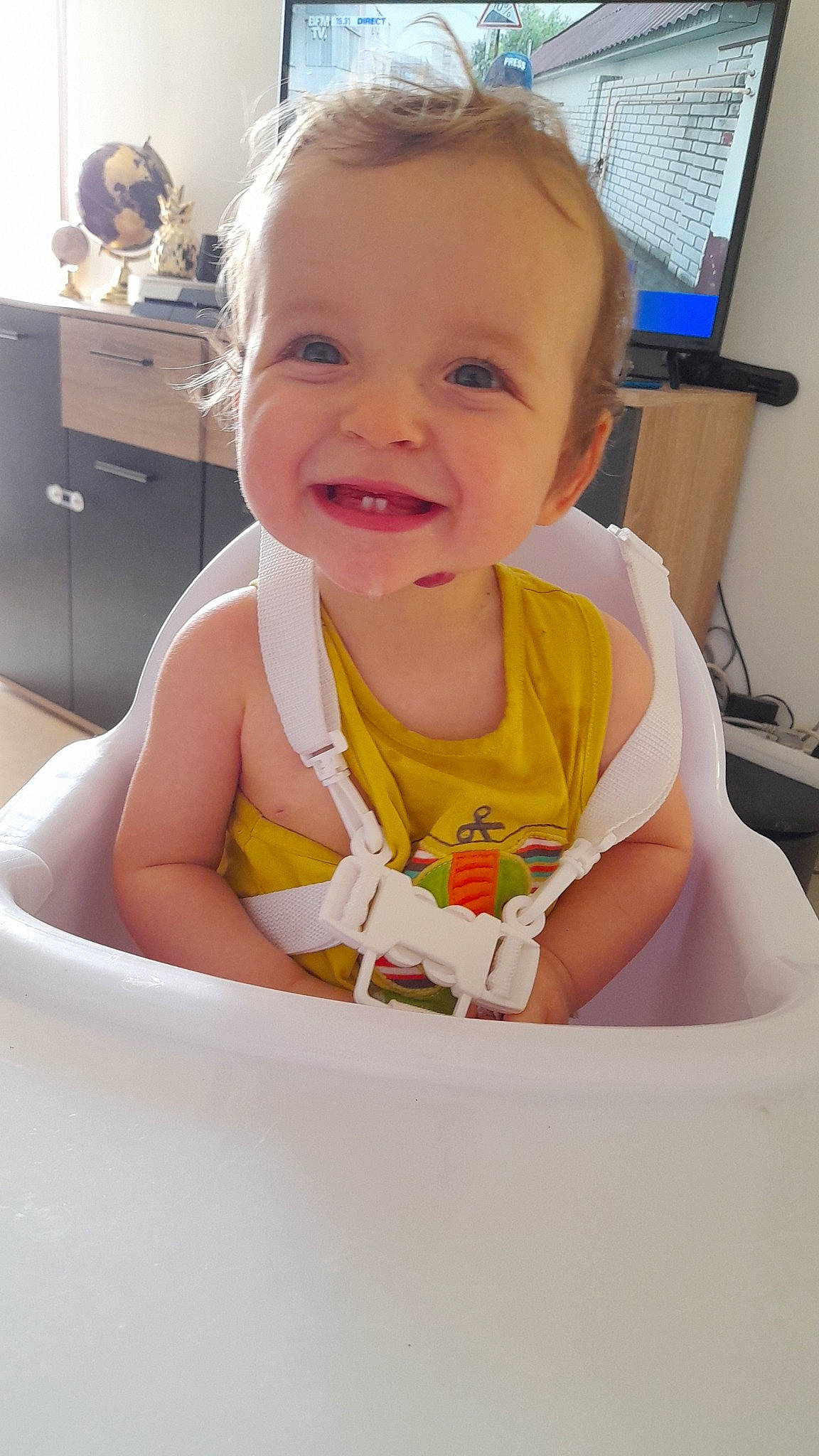 Samuel a rejoint le concours — aidez-le/la à gagner de superbes lots ! arm, baby, baby_grabbing_for_something, baby_products, baby_safety, baby_toddler_clothing, bathing, cabinetry, cheek, chest_of_drawers, child, drawer, fun, happy, home_appliance, joy, person, sitting, skin, smile